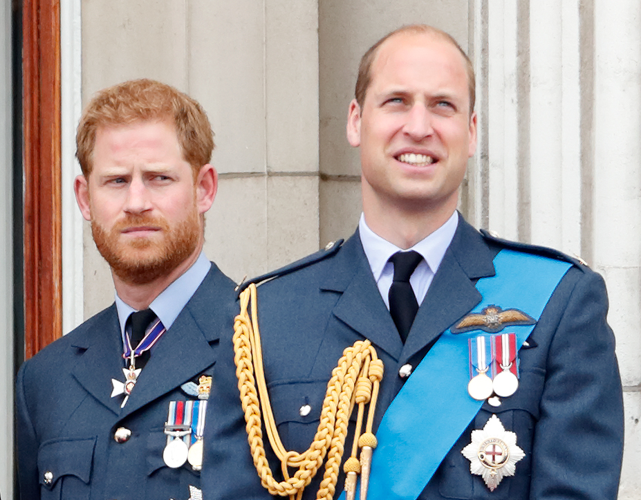 Le prince Harry et le prince William assistent à un défilé aérien depuis le balcon du palais de Buckingham, le 10 juillet 2018, à Londres, en Angleterre. | Source : Getty Images