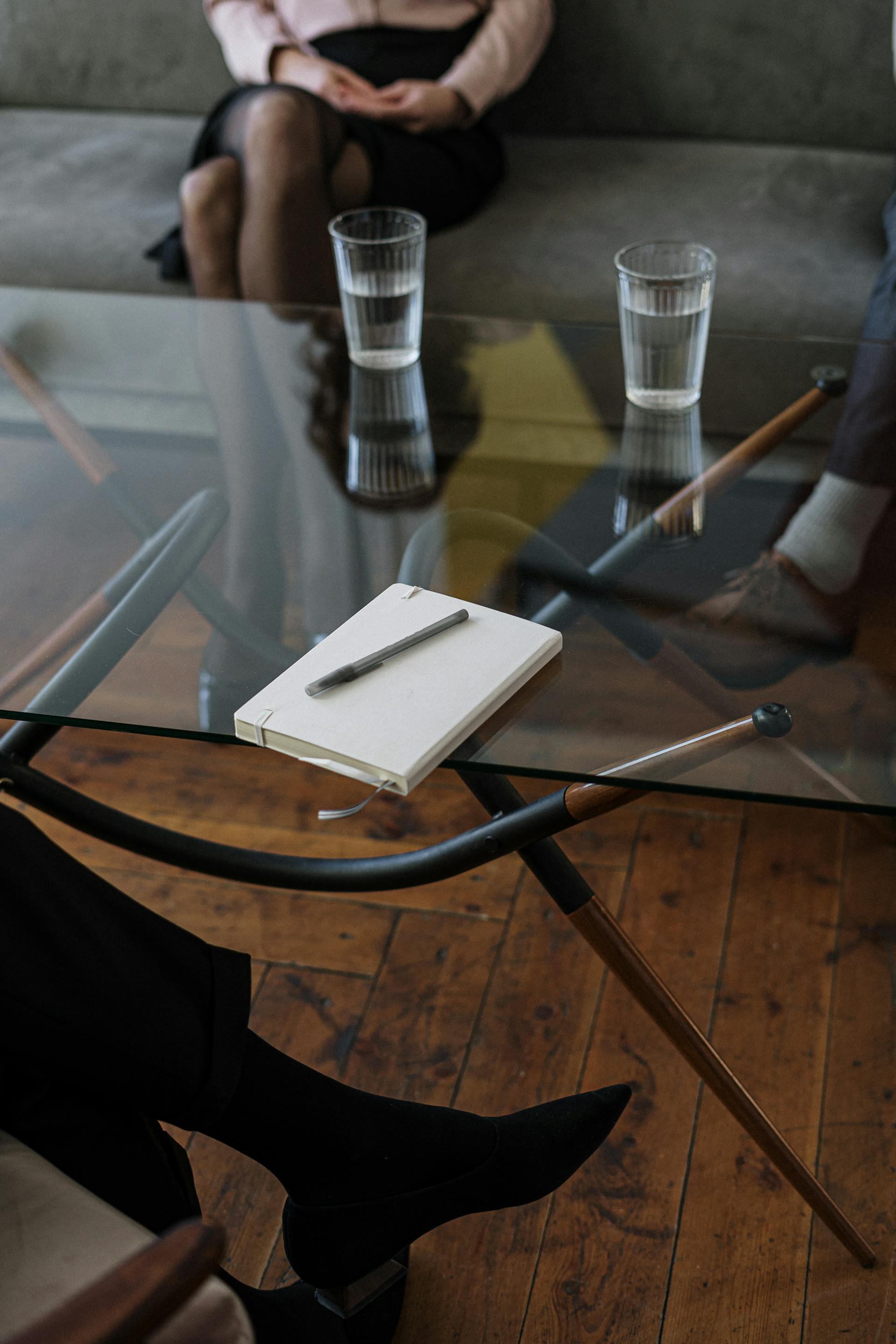 Une femme dans le bureau d'un thérapeute | Source : Pexels