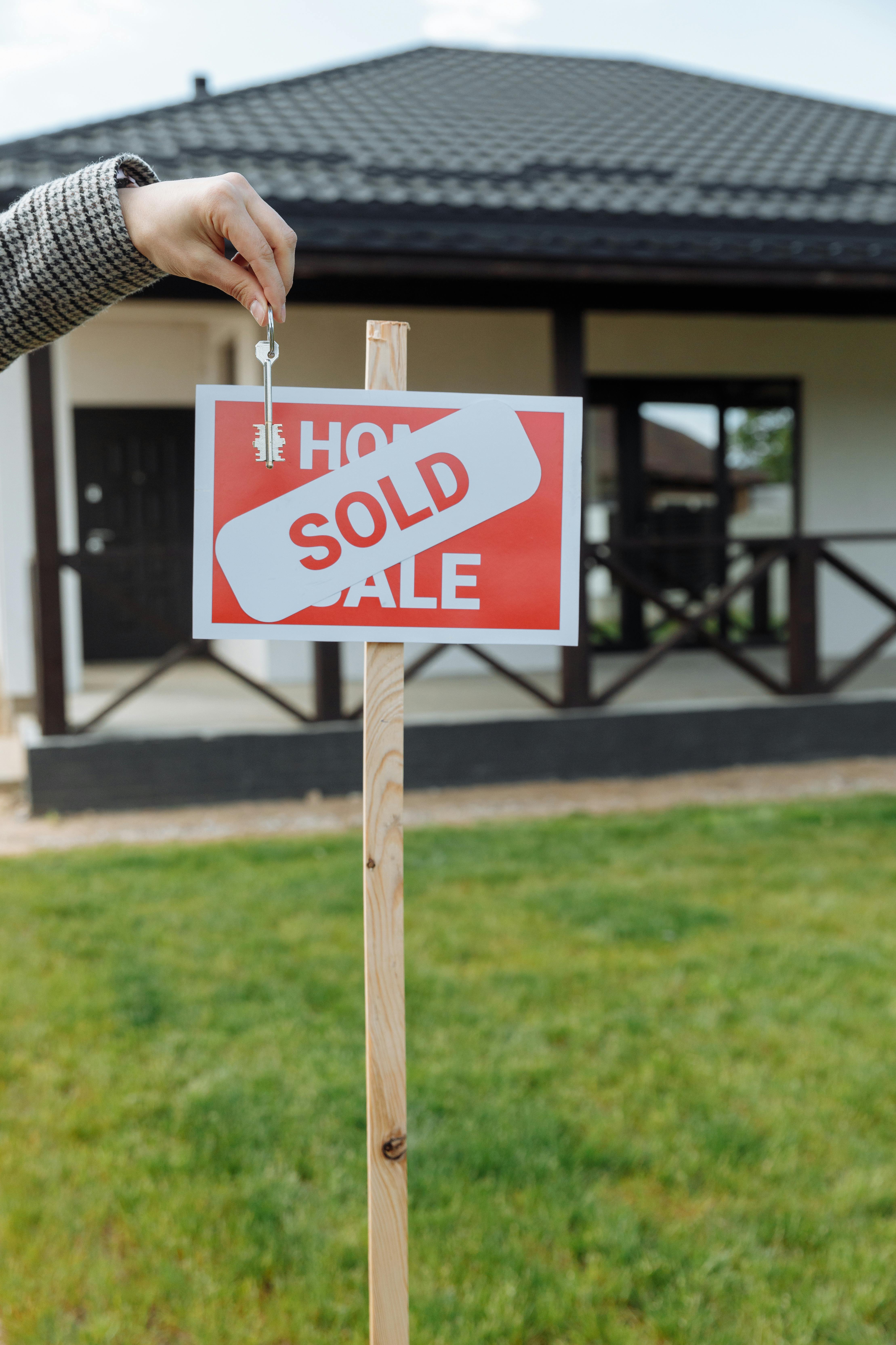 Une enseigne vendue sur une pelouse de devant | Source : Pexels
