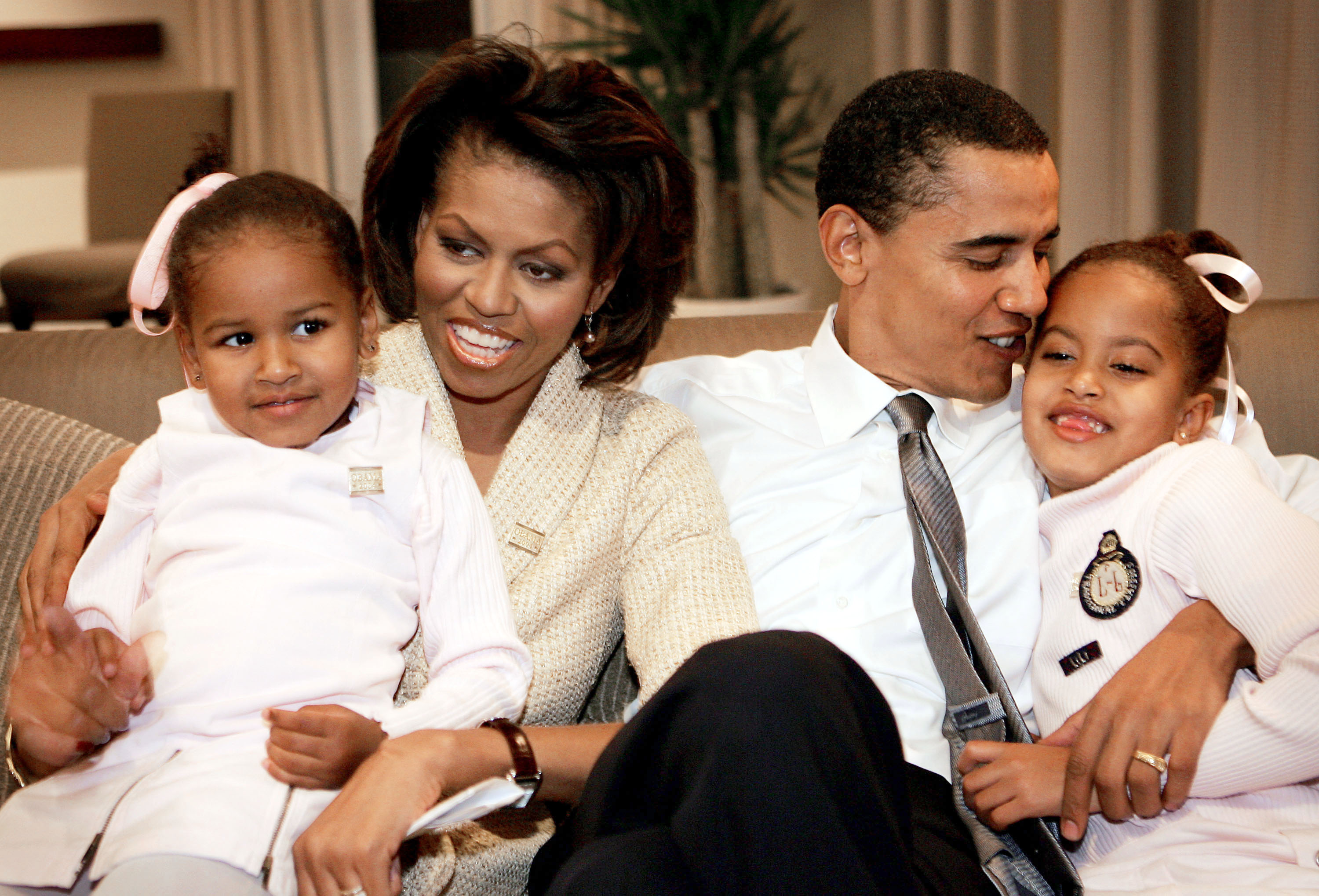 Sasha, Michelle, Barack et Malia Obama dans une chambre d'hôtel en attendant les résultats des élections à Chicago, Illinois, le 2 novembre 2004. | Source : Getty Images