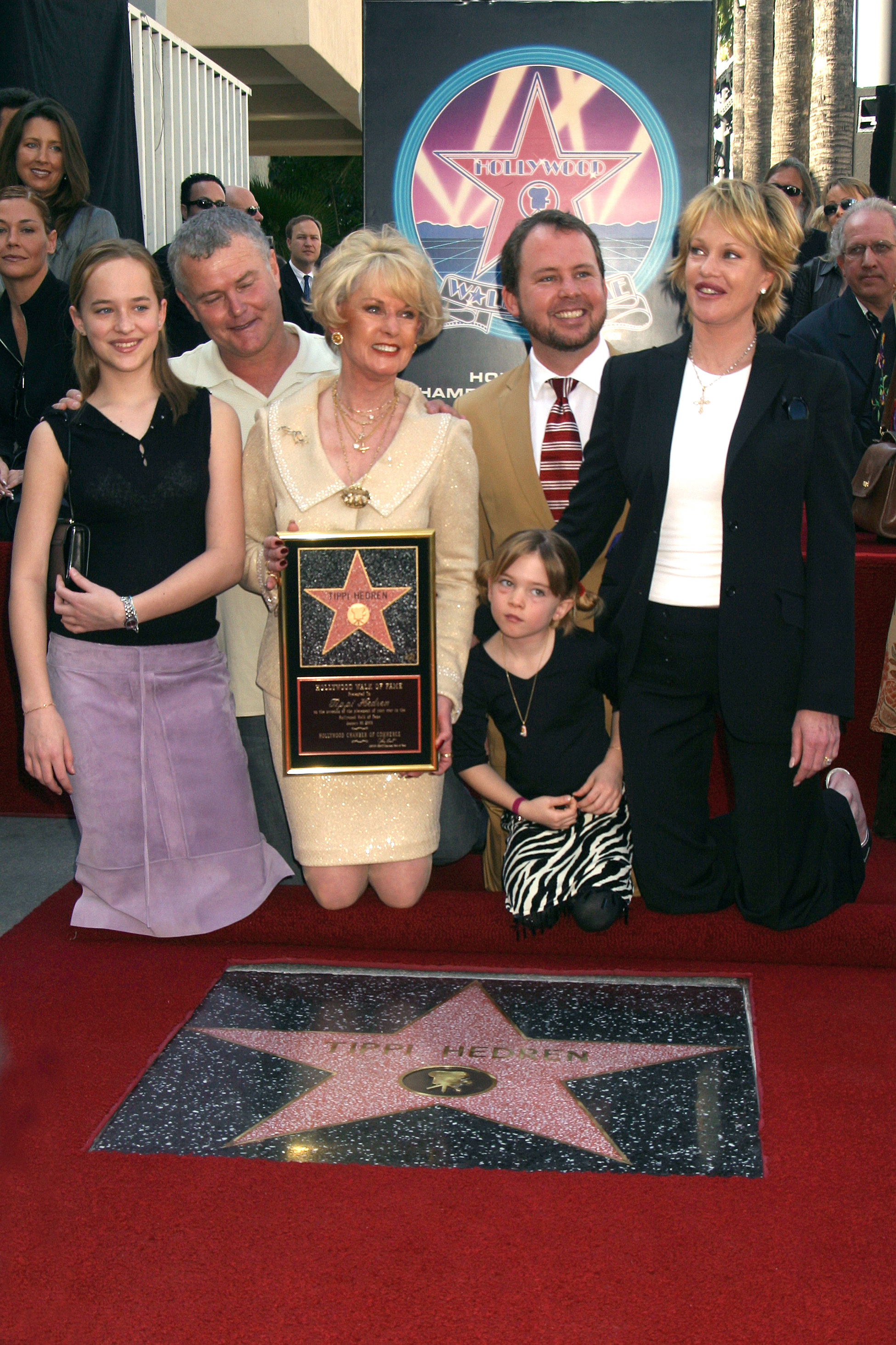 Tippy Hedren et Melanie Griffith et ses filles Dakota et Stella assistant à l'inauguration d'une étoile sur le Hollywood Walk of Fame pour Tippi Hedren à Hollywood, Californie, le 30 janvier 2003. | Source : Getty Images