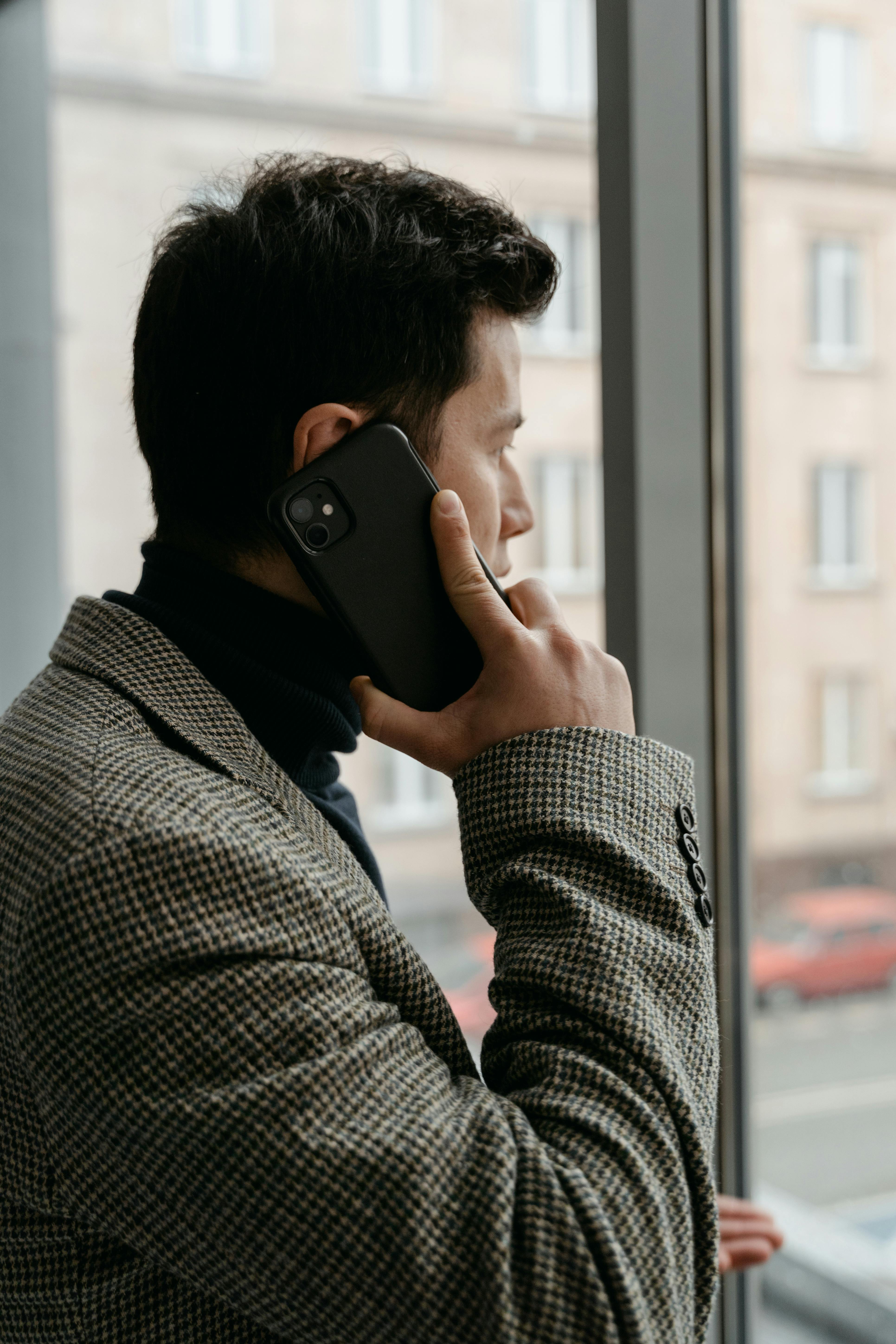 Un homme qui parle au téléphone | Source : Pexels