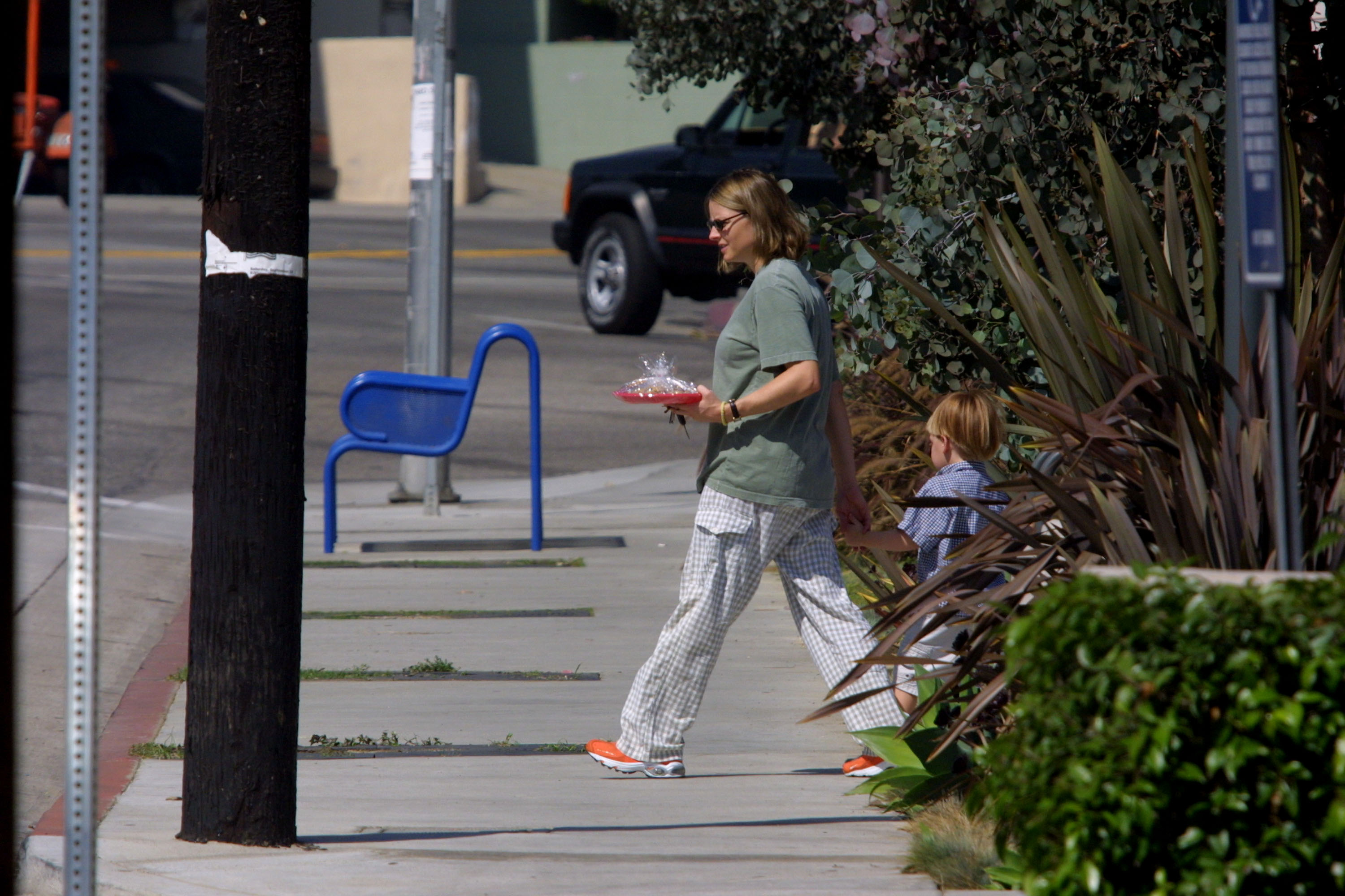 Jodie Foster se promène avec son fils Charlie le 13 octobre 2001 à Beverly Hills | Source : Getty Images