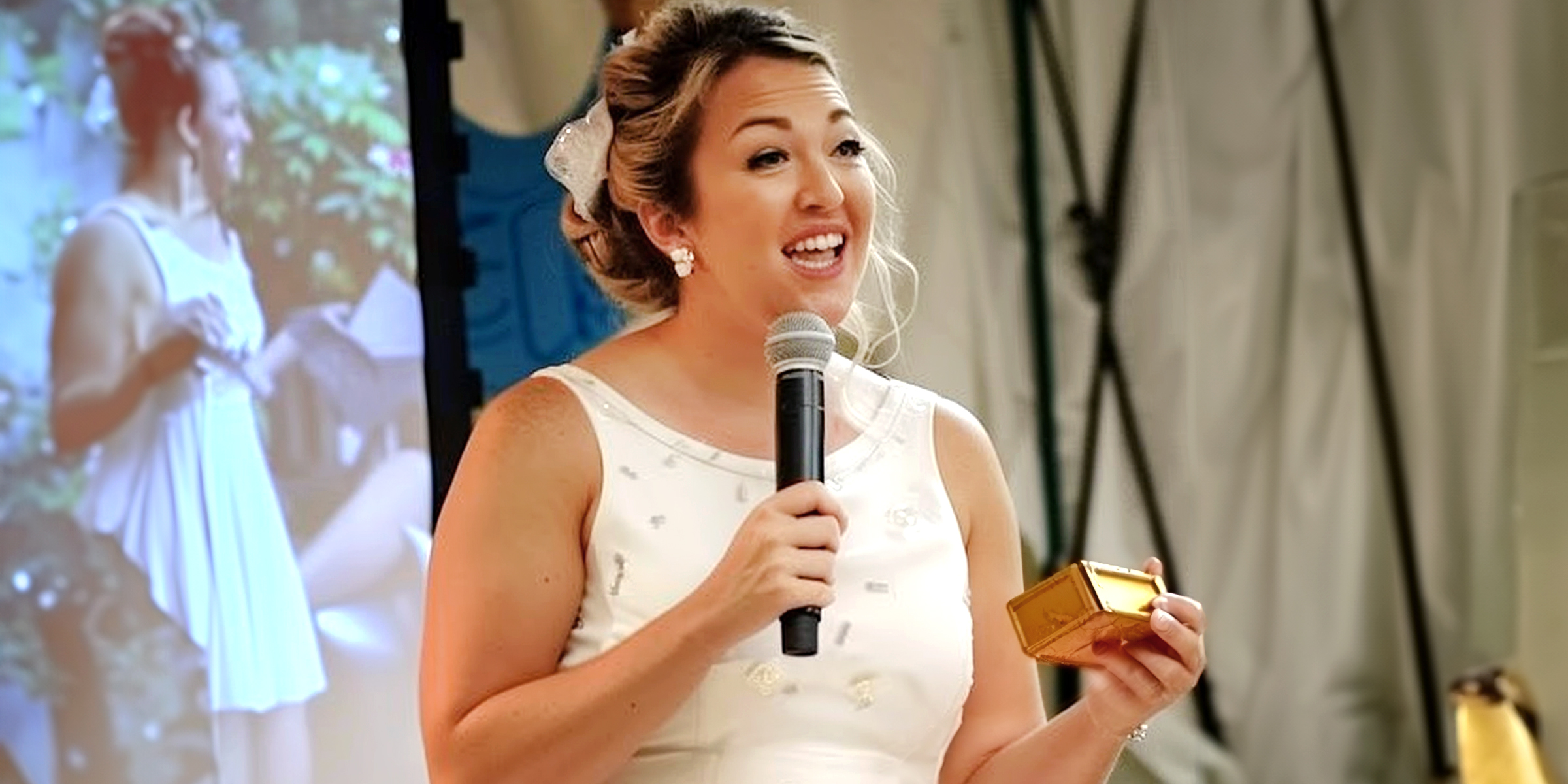 Une femme prononçant un discours lors d'un mariage tout en tenant une petite boîte | Source : AmoMama