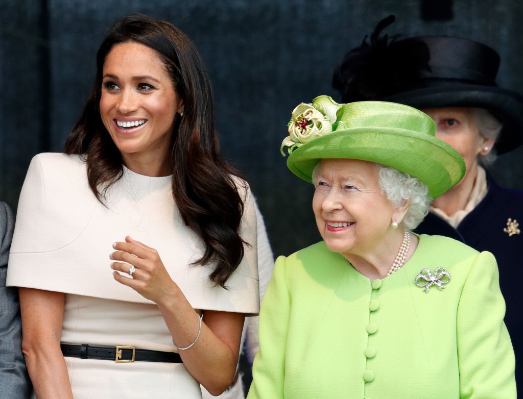 Meghan, duchesse de Sussex, et la reine Elizabeth II assistent à une cérémonie d'inauguration du nouveau pont Mersey Gateway, le 14 juin 2018 à Widnes, en Angleterre. | Photo : Getty Images