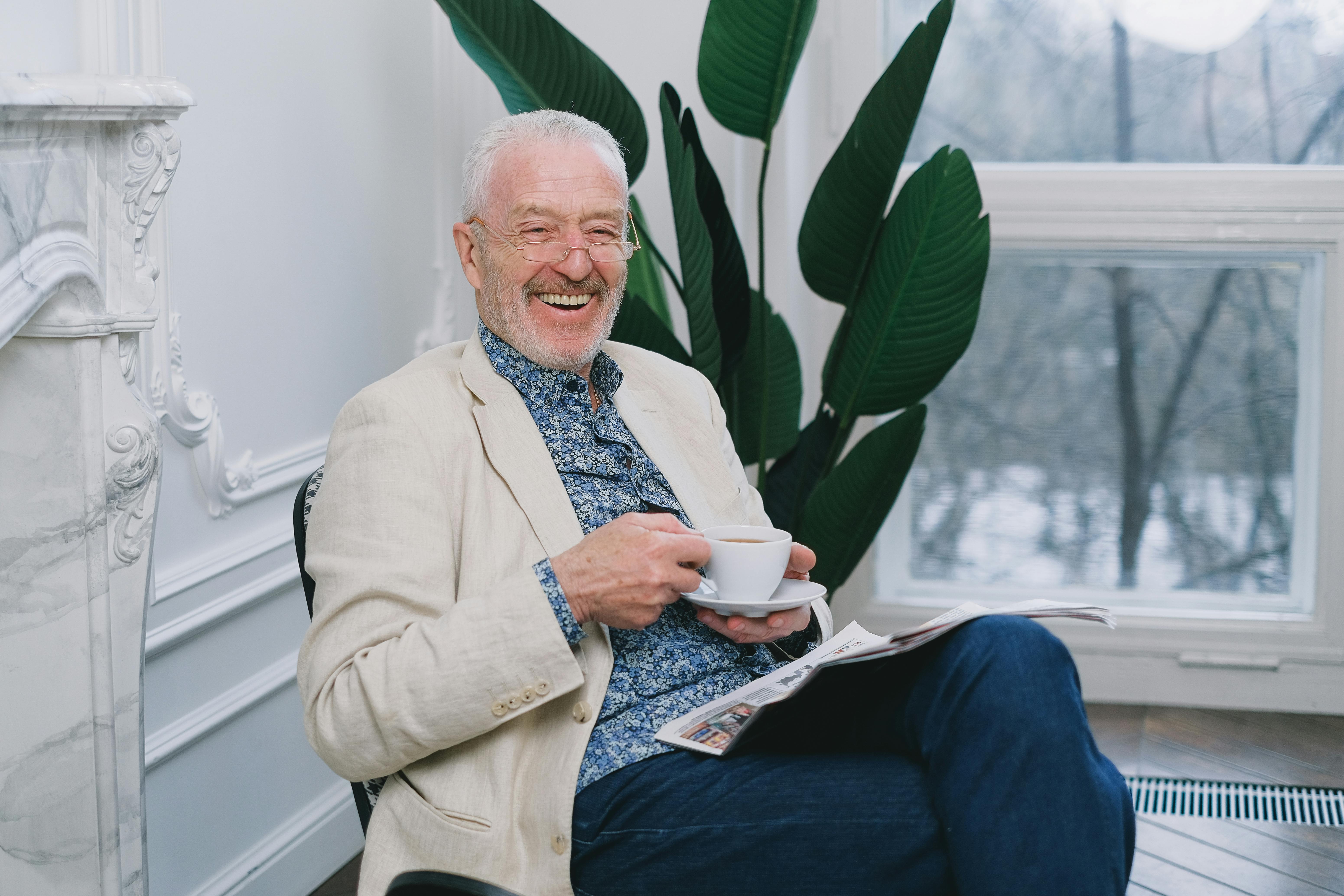 Un homme heureux tenant une tasse de thé | Source : Pexels