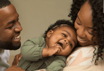 Une famille très heureuse avec leur petite fille. | Shutterstock