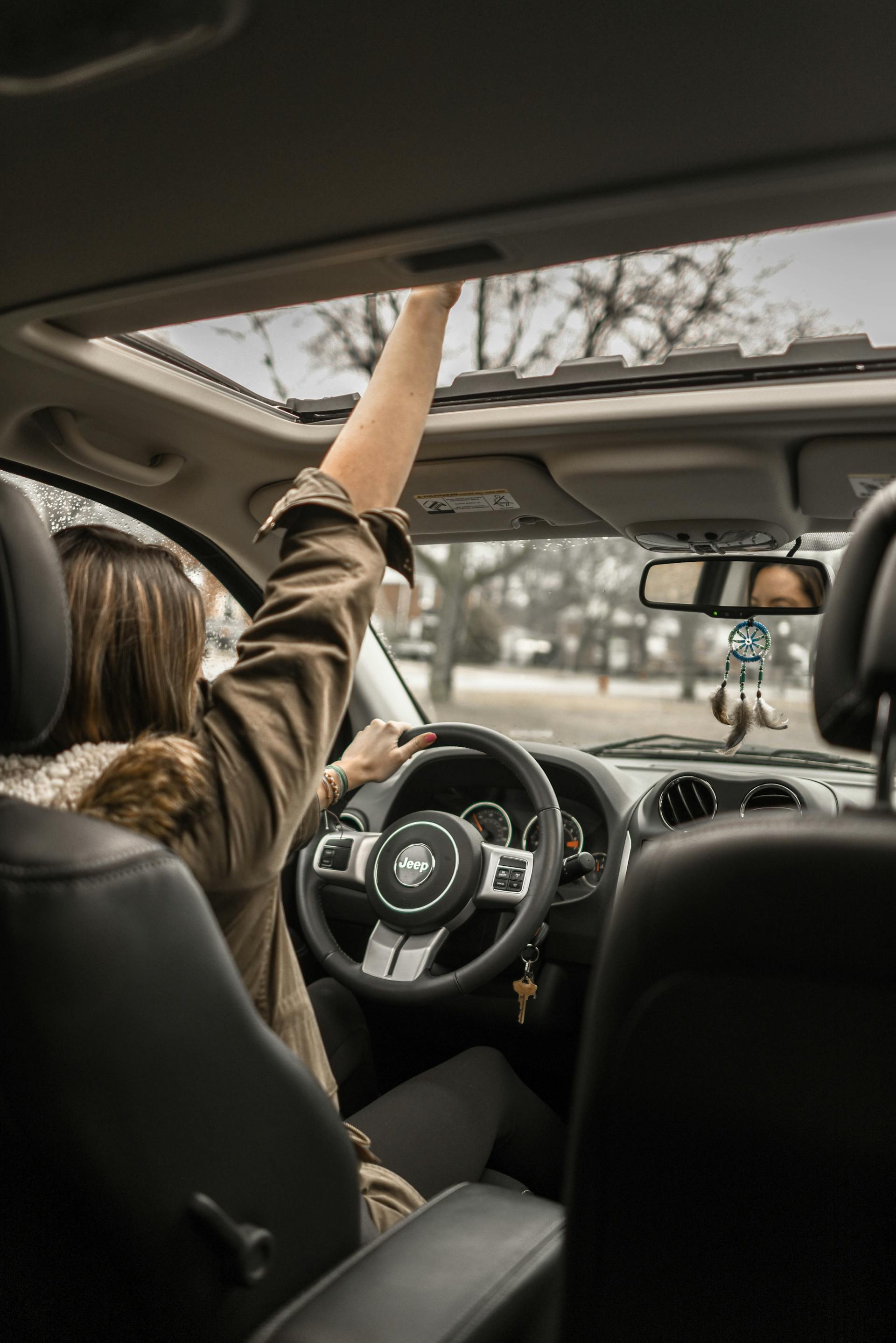 Une femme au volant d'une voiture | Source : Pexels