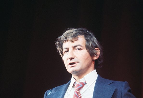Portrait de Pierre Desproges sur scène le 9 décembre 1976 à Paris, France. | Photo : Getty Images