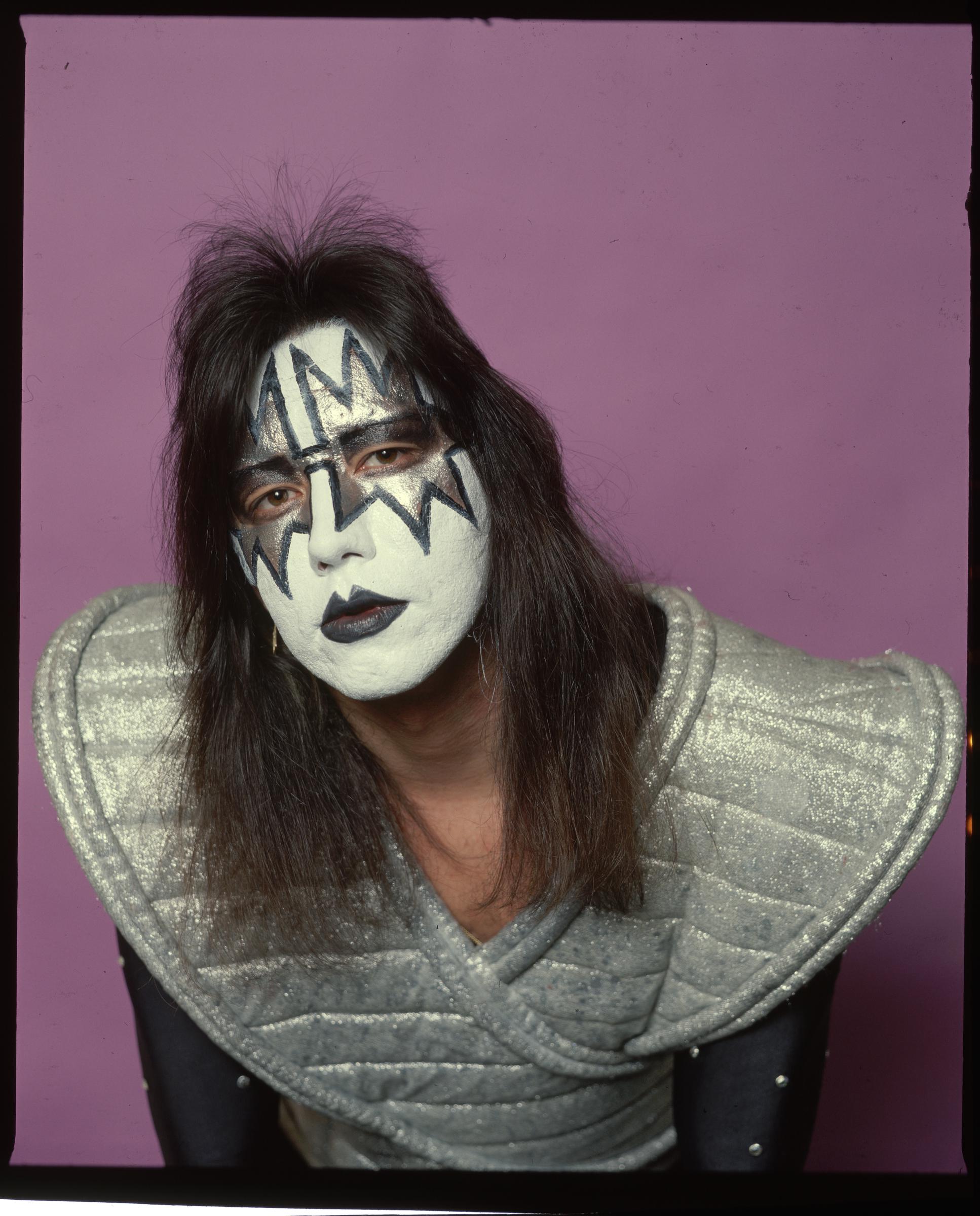 Ace Frehley, guitariste du groupe de rock KISS, est représenté en costume et maquillage de scène, vers 1980. | Source : Getty Images