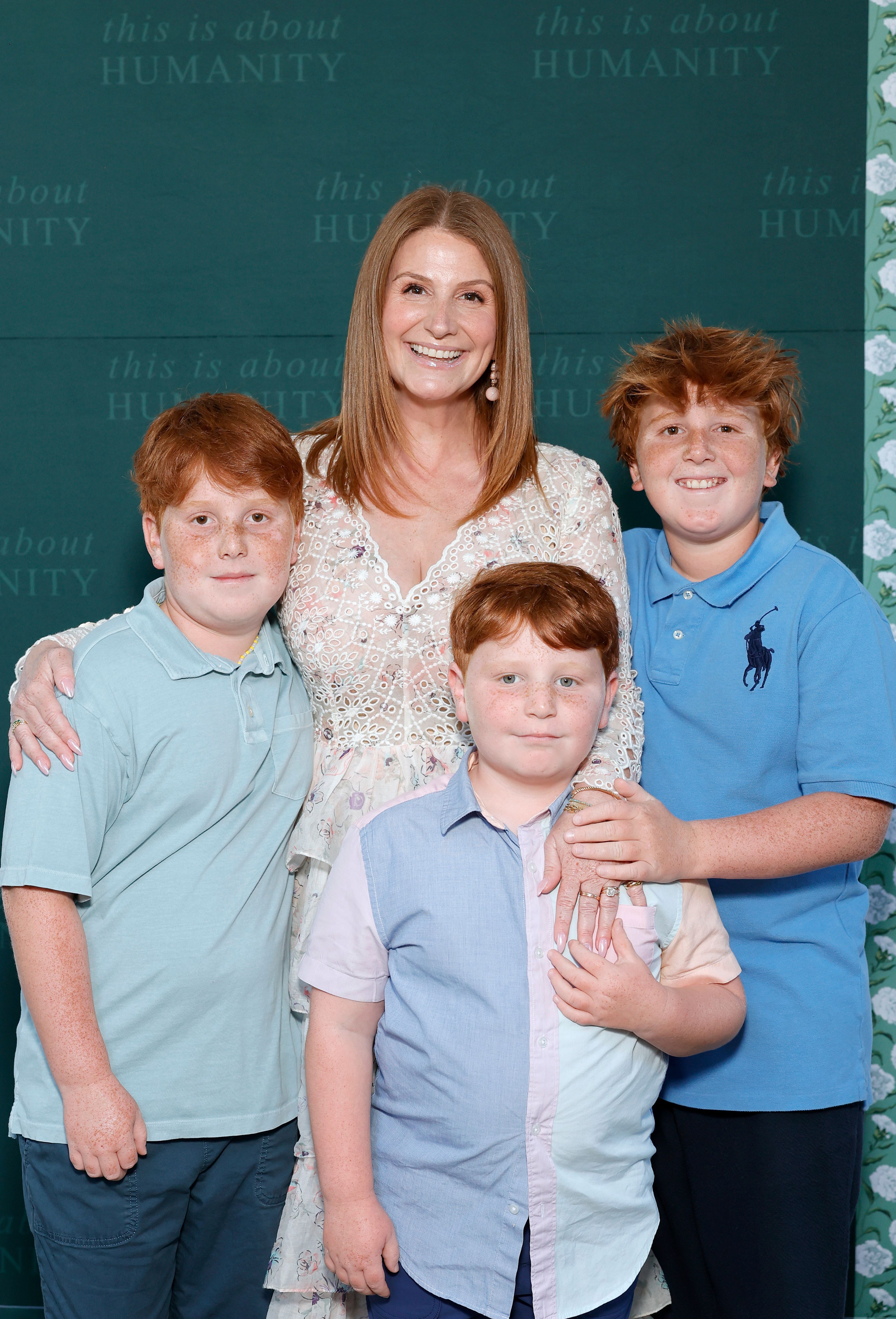 Zoe Winkler Reinis et ses fils assistent à la soirée du 6e anniversaire de TIAH, le 24 août 2024, à Los Angeles, en Californie. | Source : Getty Images