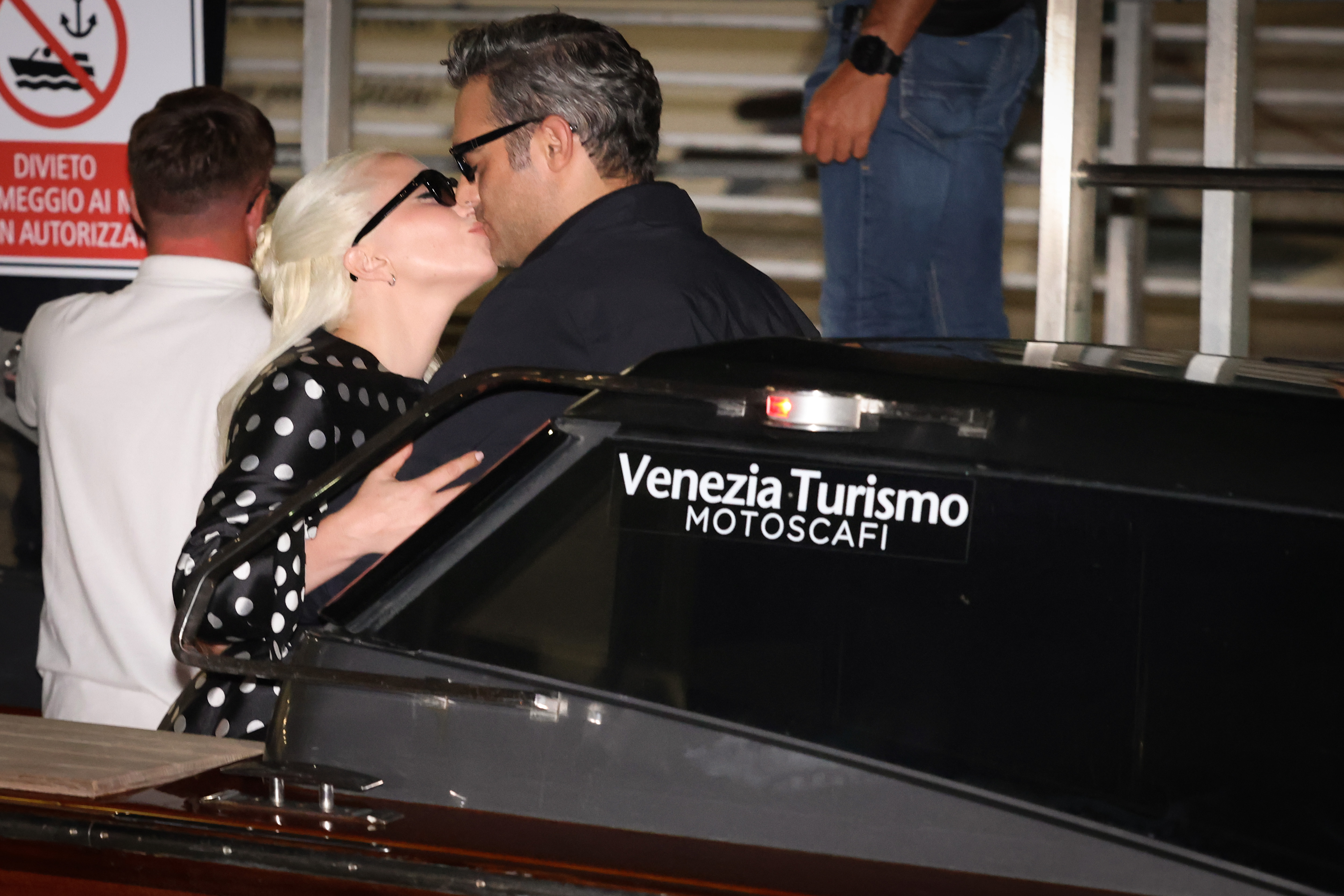 Lady Gaga et Michael Polansky sont arrivés à l'aéroport de Venise lors du 81e Festival international du film de Venise, le 2 septembre 2024, à Venise, en Italie | Source : Getty Images