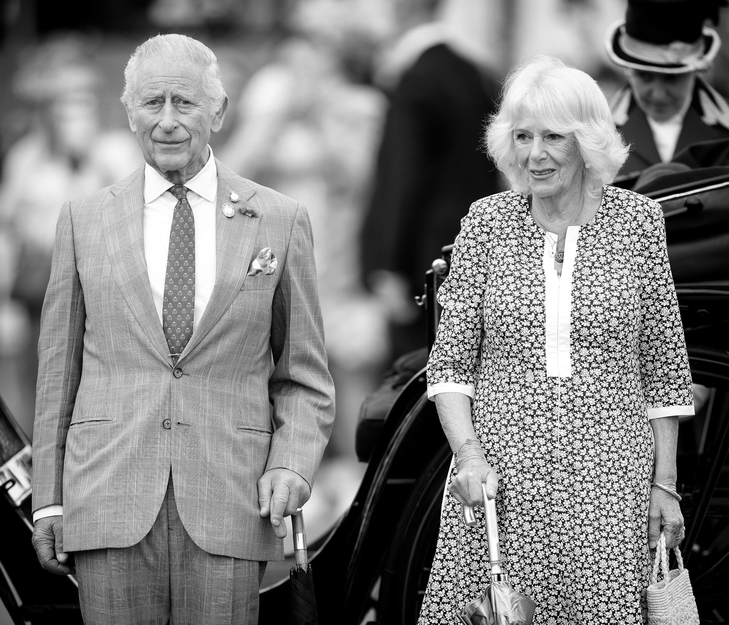 Le roi Charles III et la reine Camilla arrivent pour une visite à l'exposition florale de Sandringham 2025 à Sandringham House, le 23 juillet 2025, à King's Lynn, en Angleterre. | Source : Getty Images