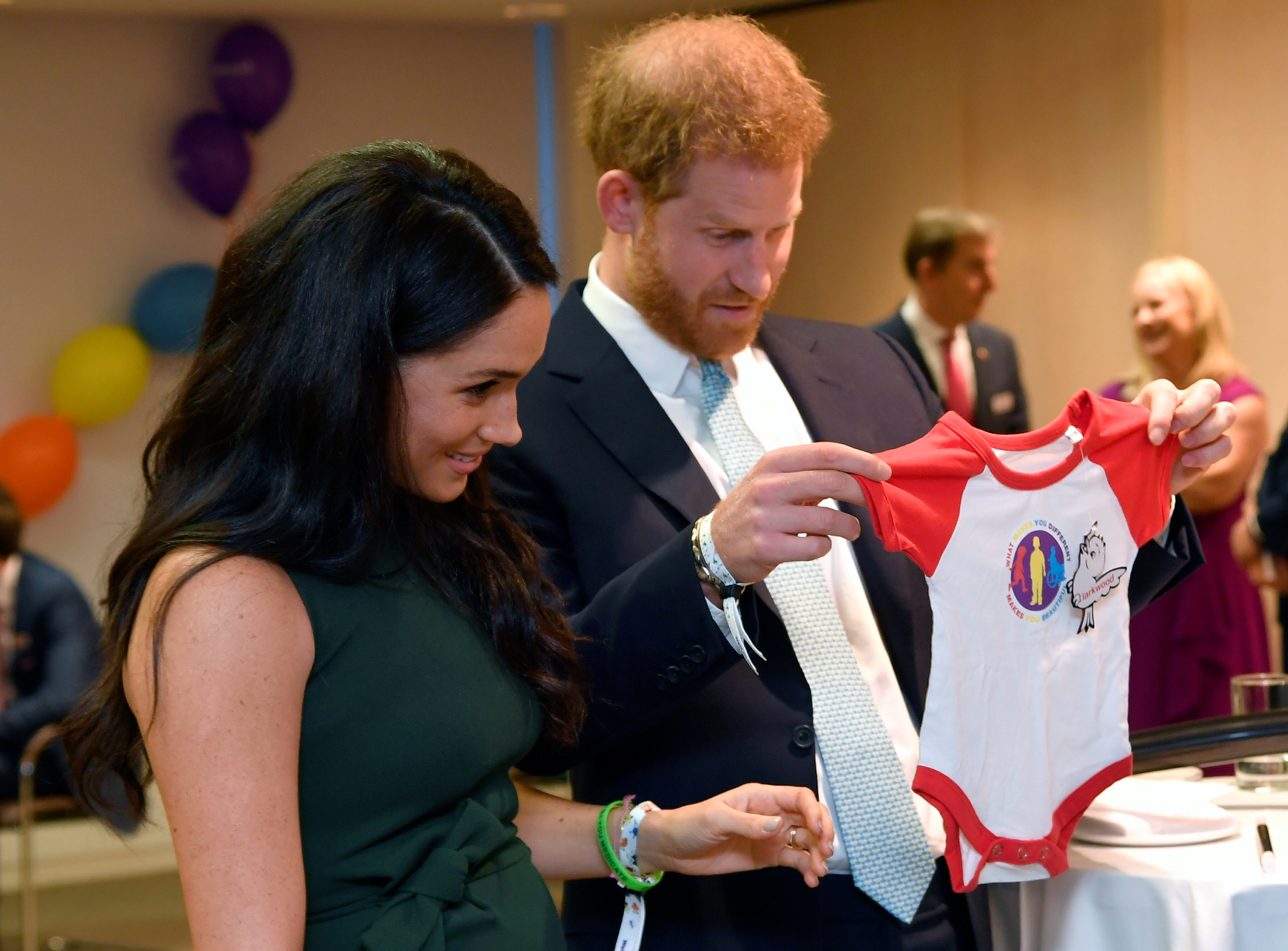 Le prince Harry et Meghan Markle visionnant un cadeau pour leur fils Archie, le 15 octobre 2019, à Londres, en Angleterre | Source : Getty Images