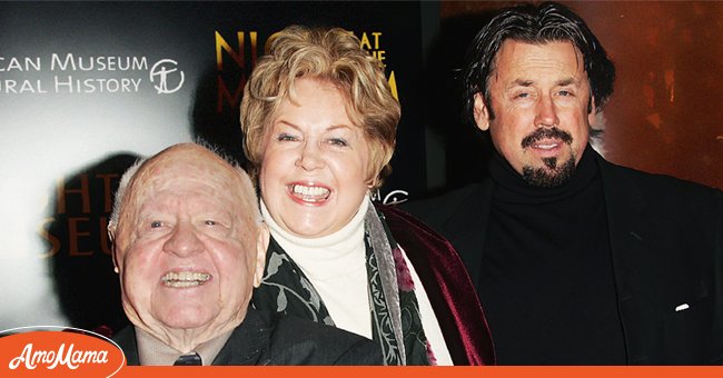 Mickey Rooney, sa femme Jan Chamberlin, et son beau-fils Chris Aber le 17 décembre 2006 à New York City | Photo : Getty Images