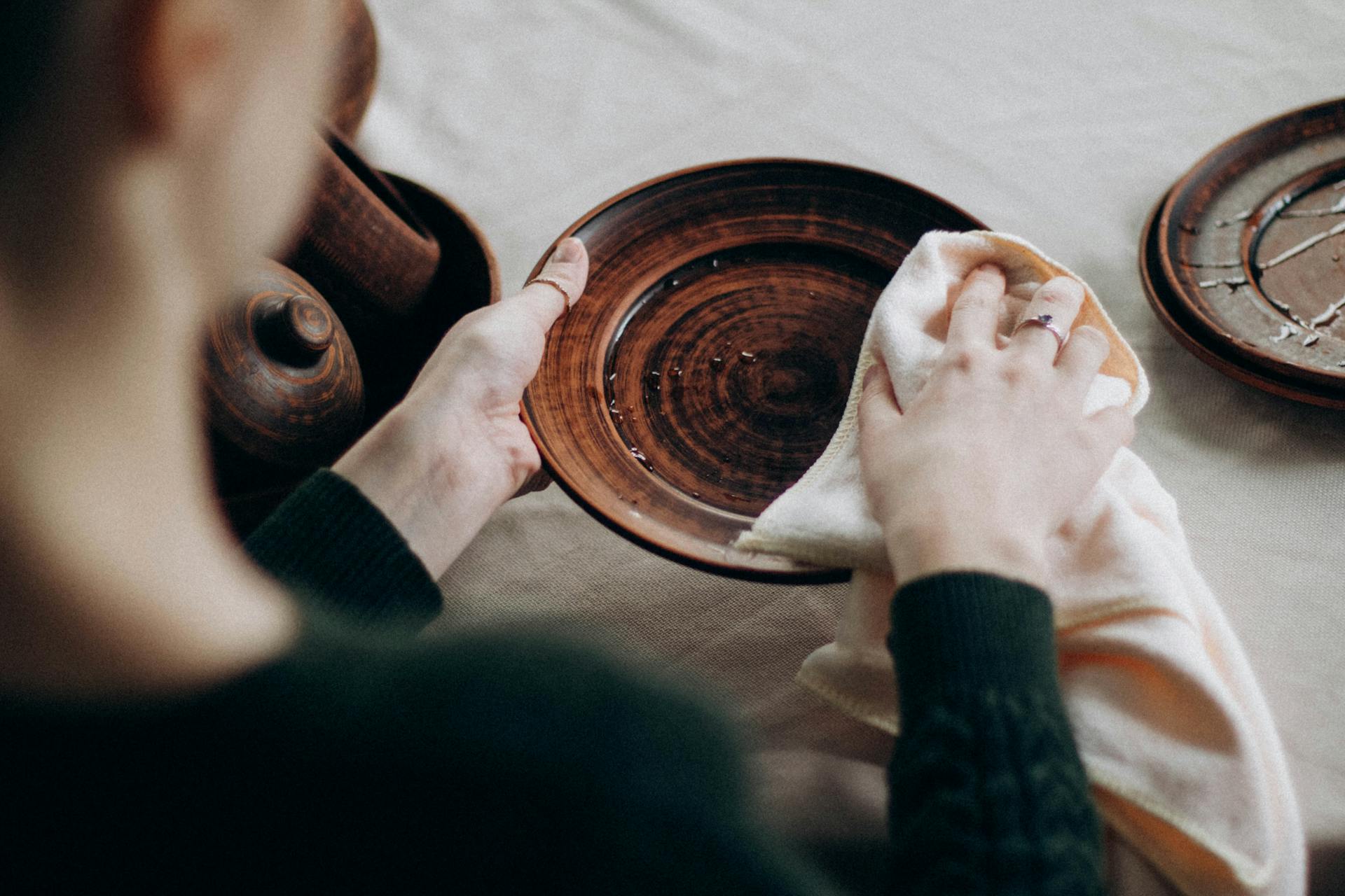 Une femme essuie la vaisselle | Source : Pexels