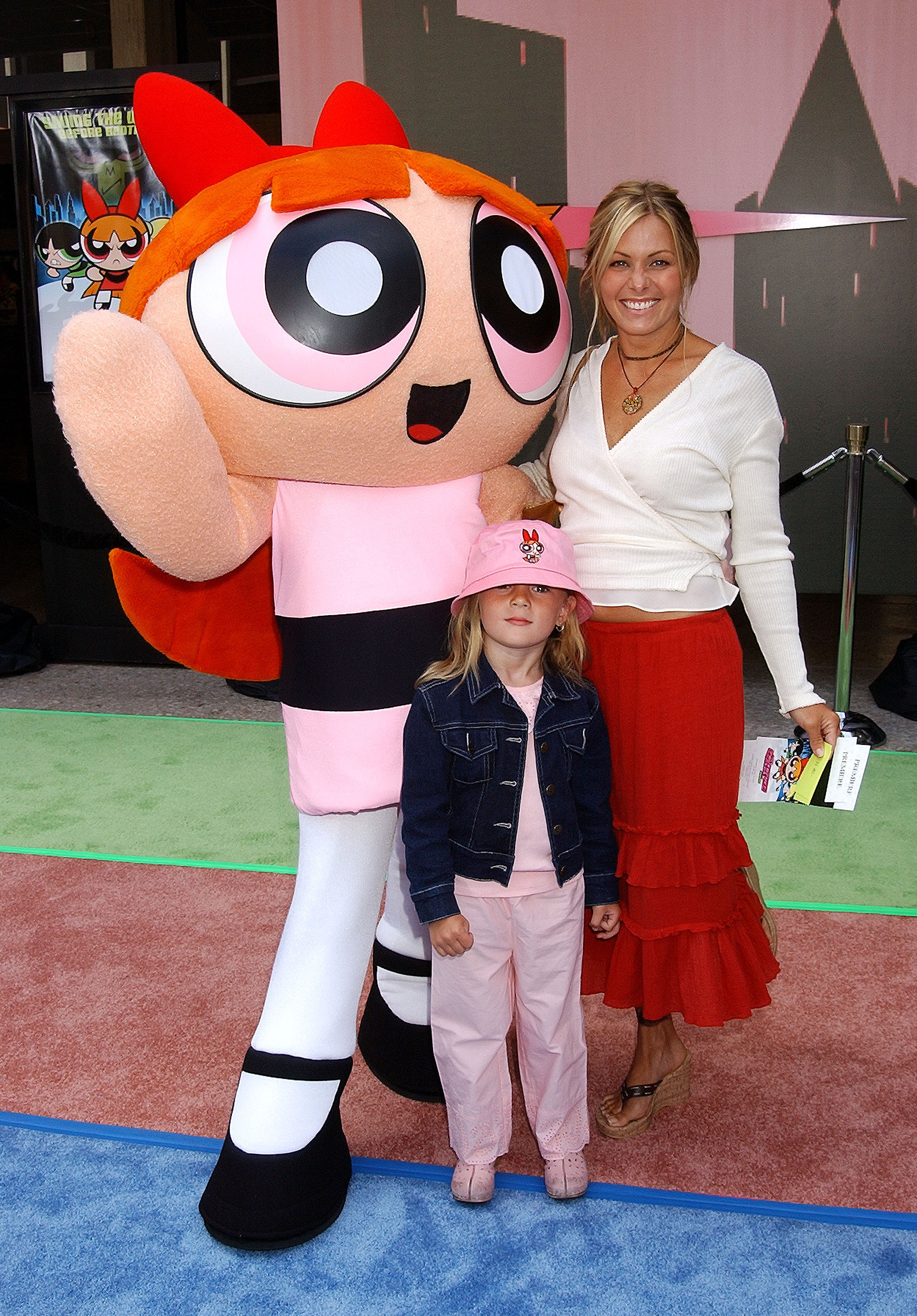 Nicole Eggert et sa fille, Dilyn, à la première du film "The Powerpuff Girls Movie" en 2002 | Source : Getty Images