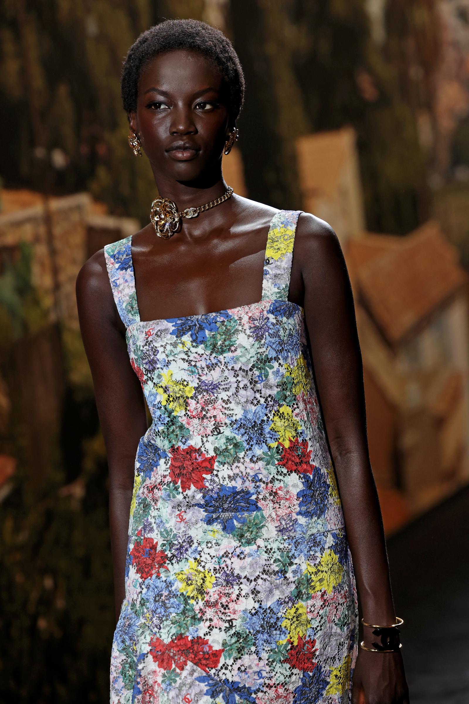 Anok Yai défile lors du défilé Chanel Femme Printemps/Été 2024 pendant la Fashion Week de Paris, en France, le 3 octobre 2023 | Source : Getty Images
