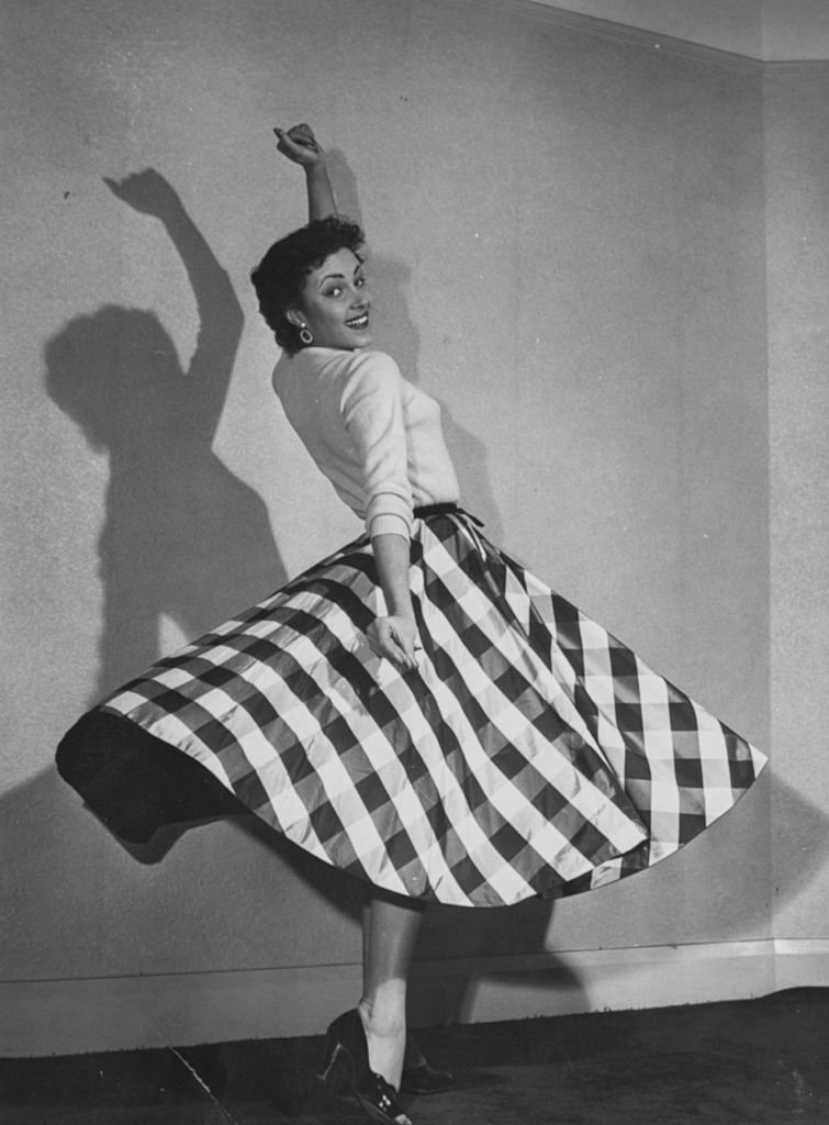 Portrait de l'actrice Pascale Roberts dansant alors qu'il regarde les fans de jupe autour d'elle, vers 1965. | Photo : Getty Images