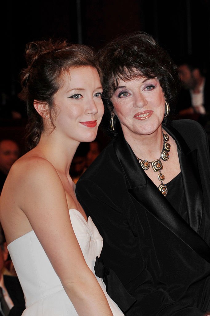Sara Giraudeau avec sa mère Anny Duperey lors des 23e Molières, au Théâtre de Paris. | Photo : Getty Images