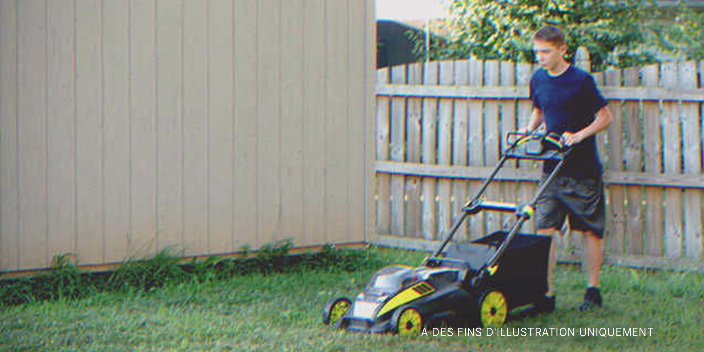 Un adolescent qui tond la pelouse. | Source : Shutterstock