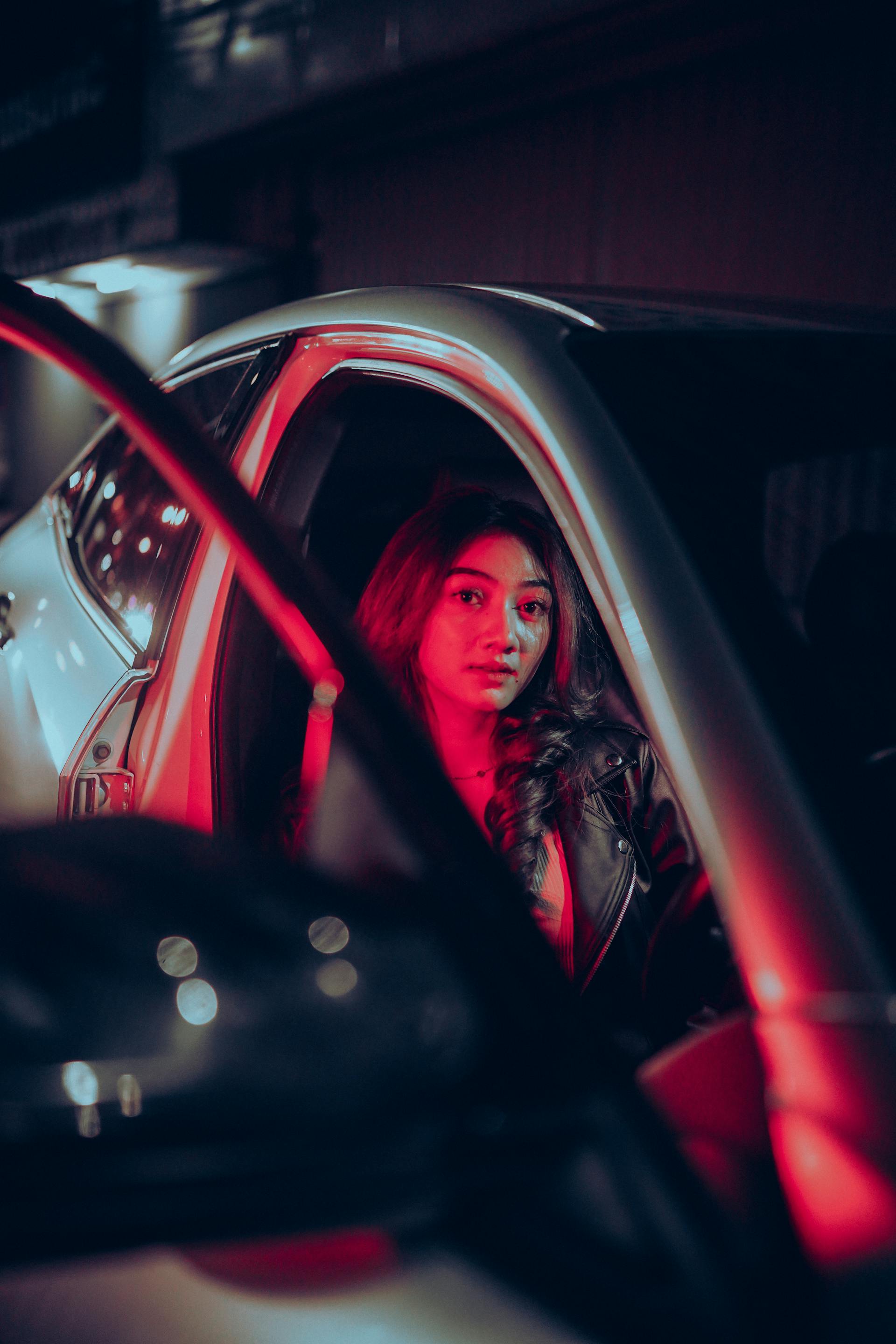 Une femme qui monte dans une voiture | Source : Pexels