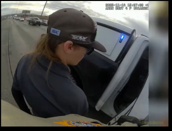 Tyler Johns est emmené dans le véhicule de police, comme le montrent les images de la caméra le 22 novembre 2025. | Source : Facebook Reel/Thisisbutter