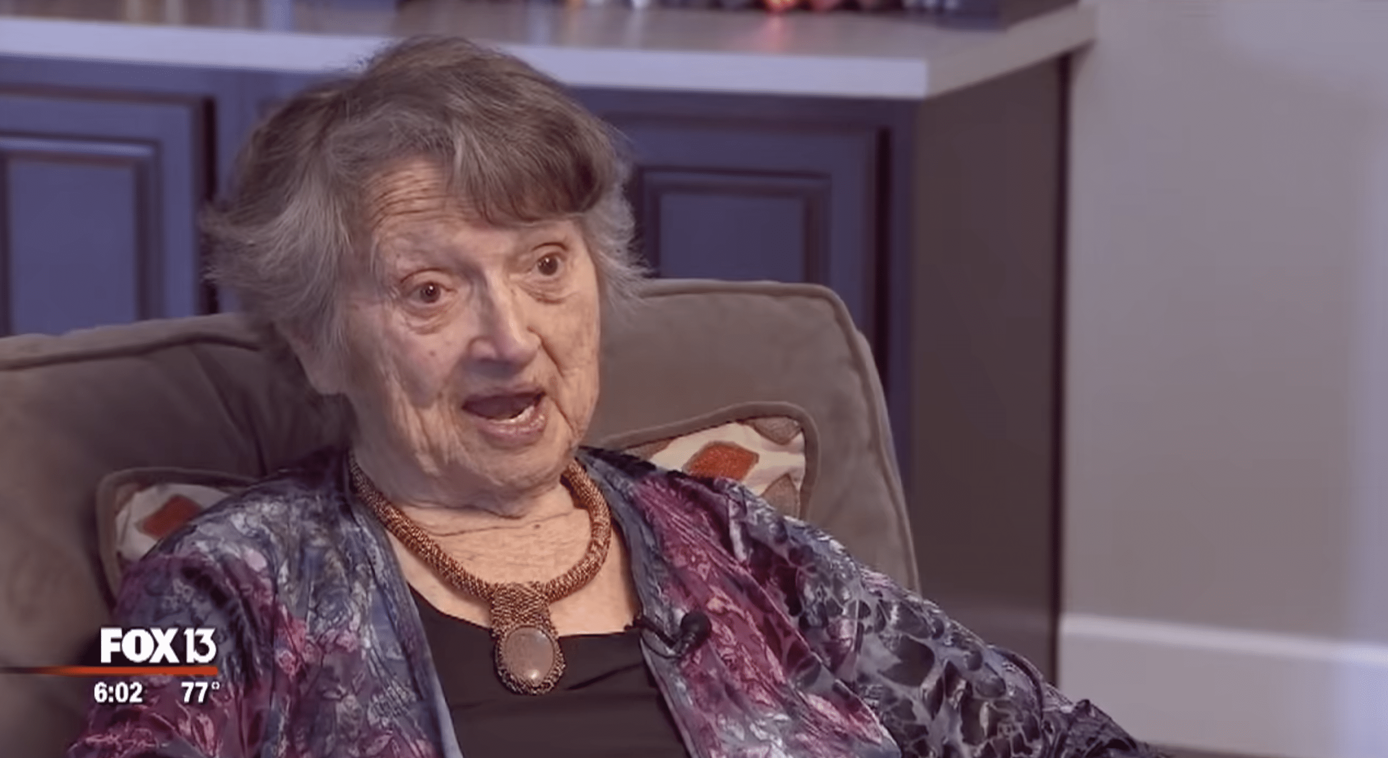 Genevieve Purinton, alors âgée de 88 ans, a raconté comment elle avait passé sa vie à penser que sa fille était décédée à la naissance. | Photo : youtube.com/FOX 13 Tampa Bay