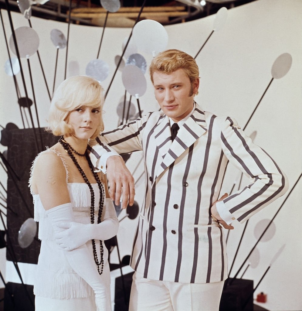 Johnny Hallyday et Sylvie Vartan sur un plateau de tournage en 1968. | Photo : Getty Images