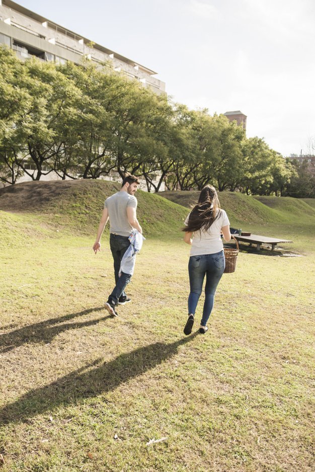 Un couple se promenant dans le parc. | Photo: Freepik