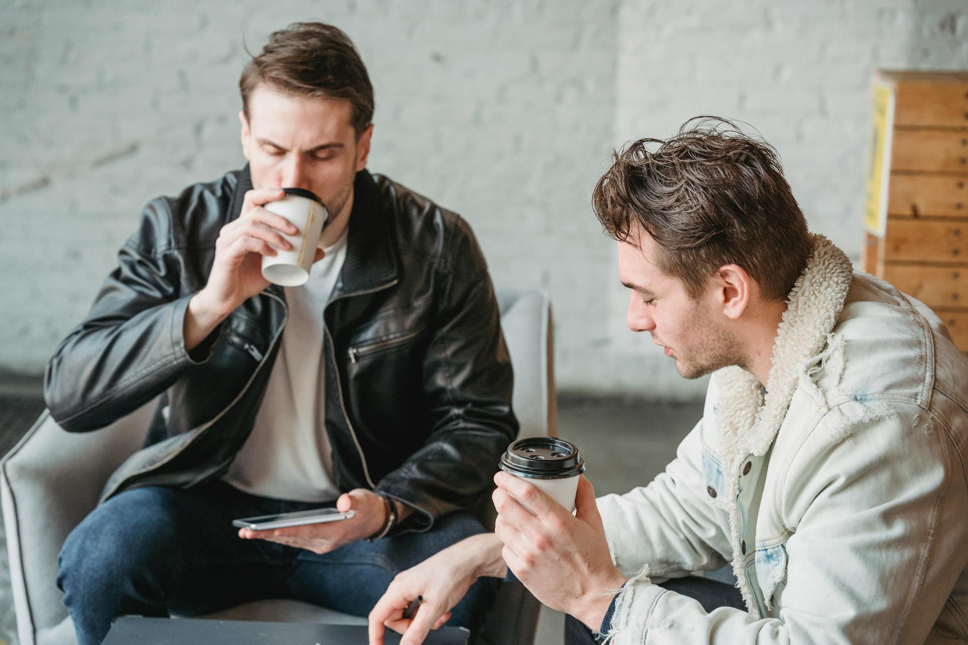 Deux hommes se rencontrent pour prendre un café | Source : Pexels