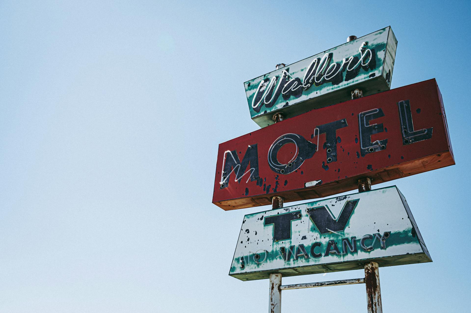 Une enseigne de motel | Source : Midjourney