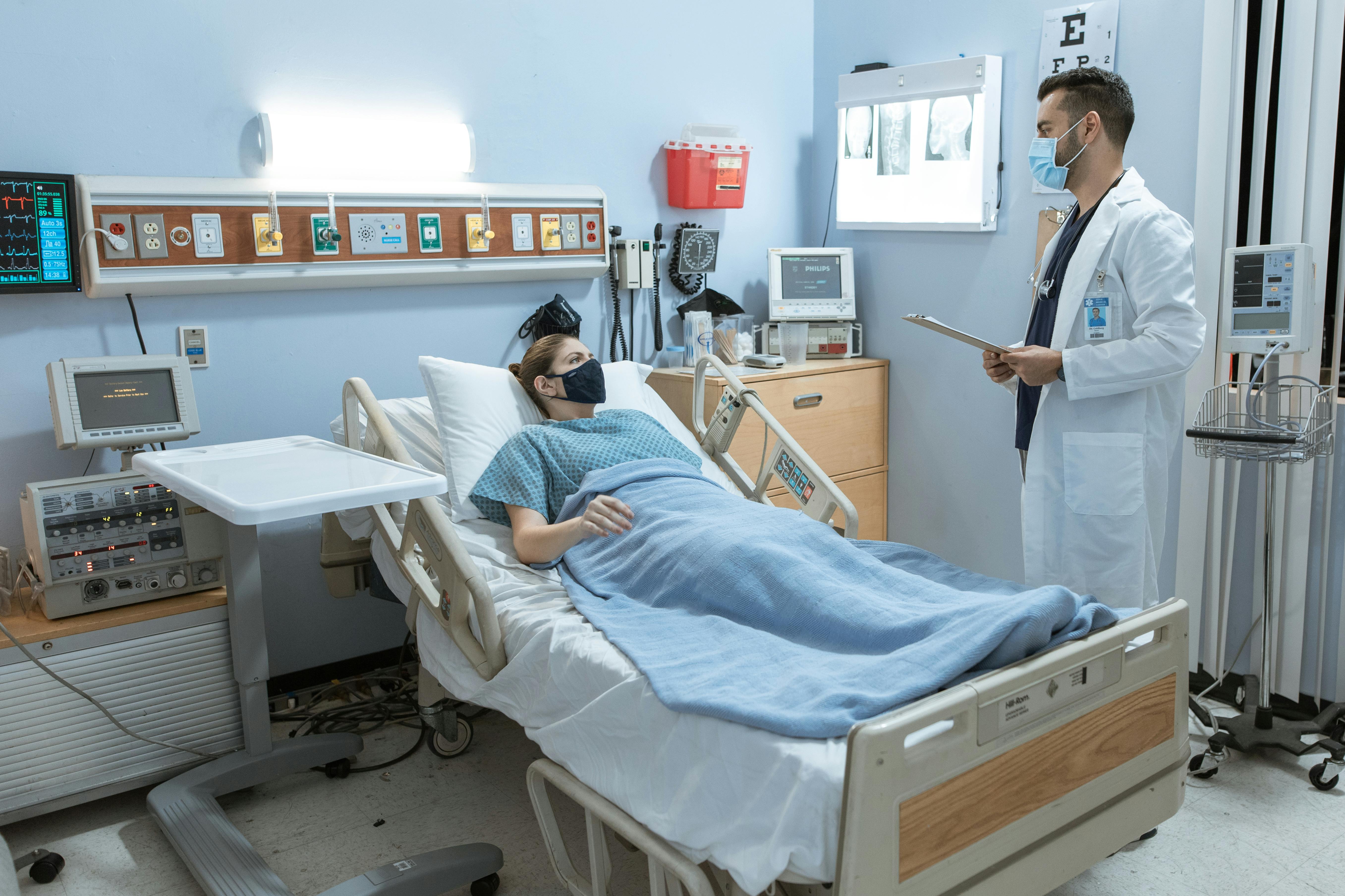 Médecin s'occupant d'un patient | Source : Pexels