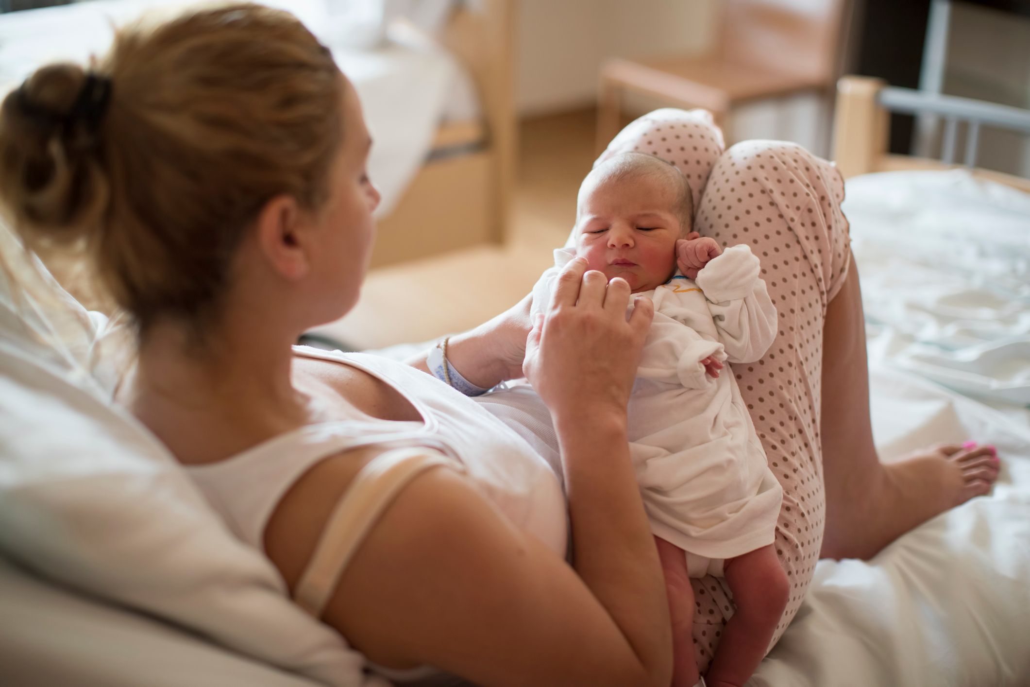 Une mère tenant un nouveau-né dans ses mains. | Source : Shutterstock