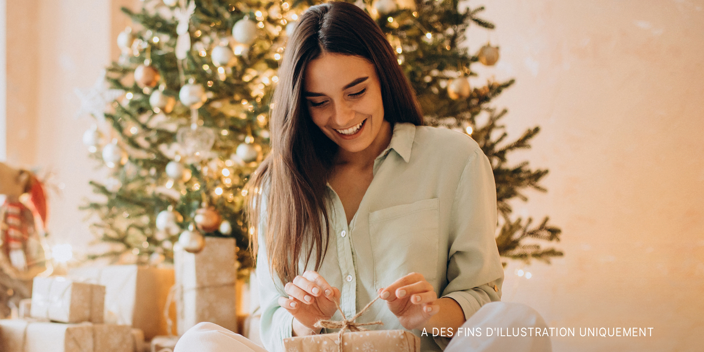 Une femme déballant un cadeau | Source : Shutterstock