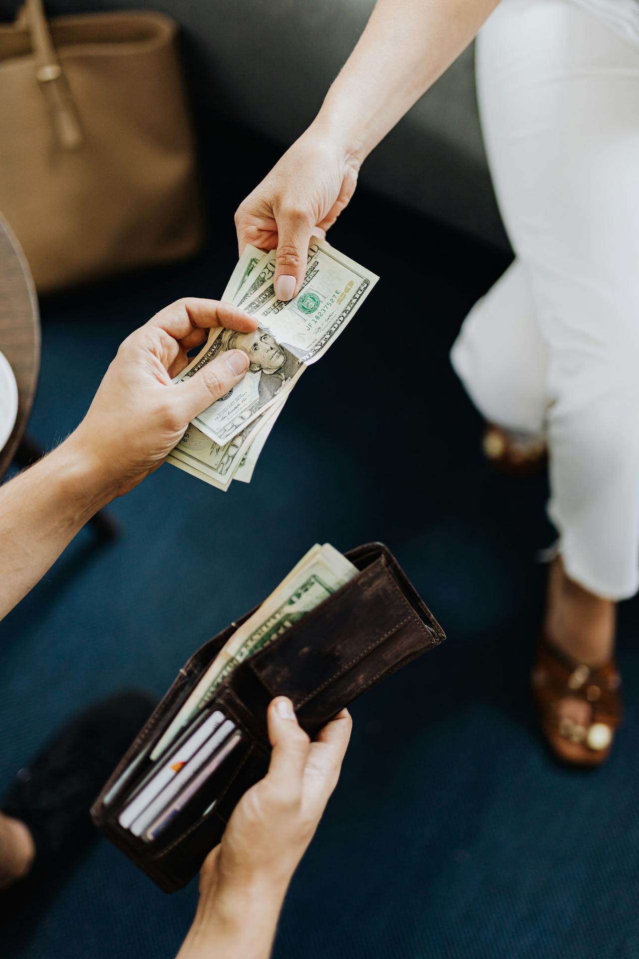 Un couple qui économise de l'argent | Source : Pexels