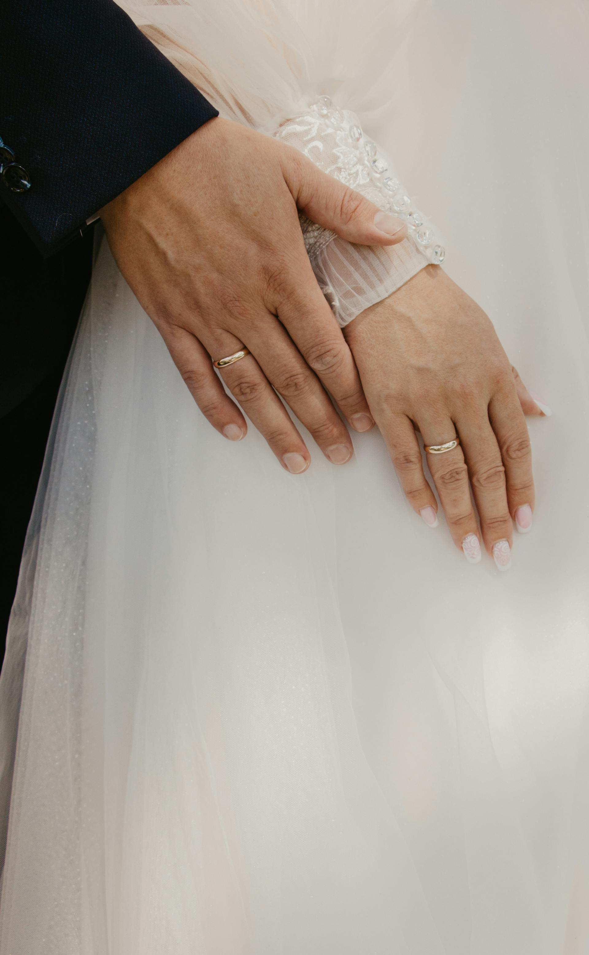 Un couple marié montrant ses bagues | Source : Pexels