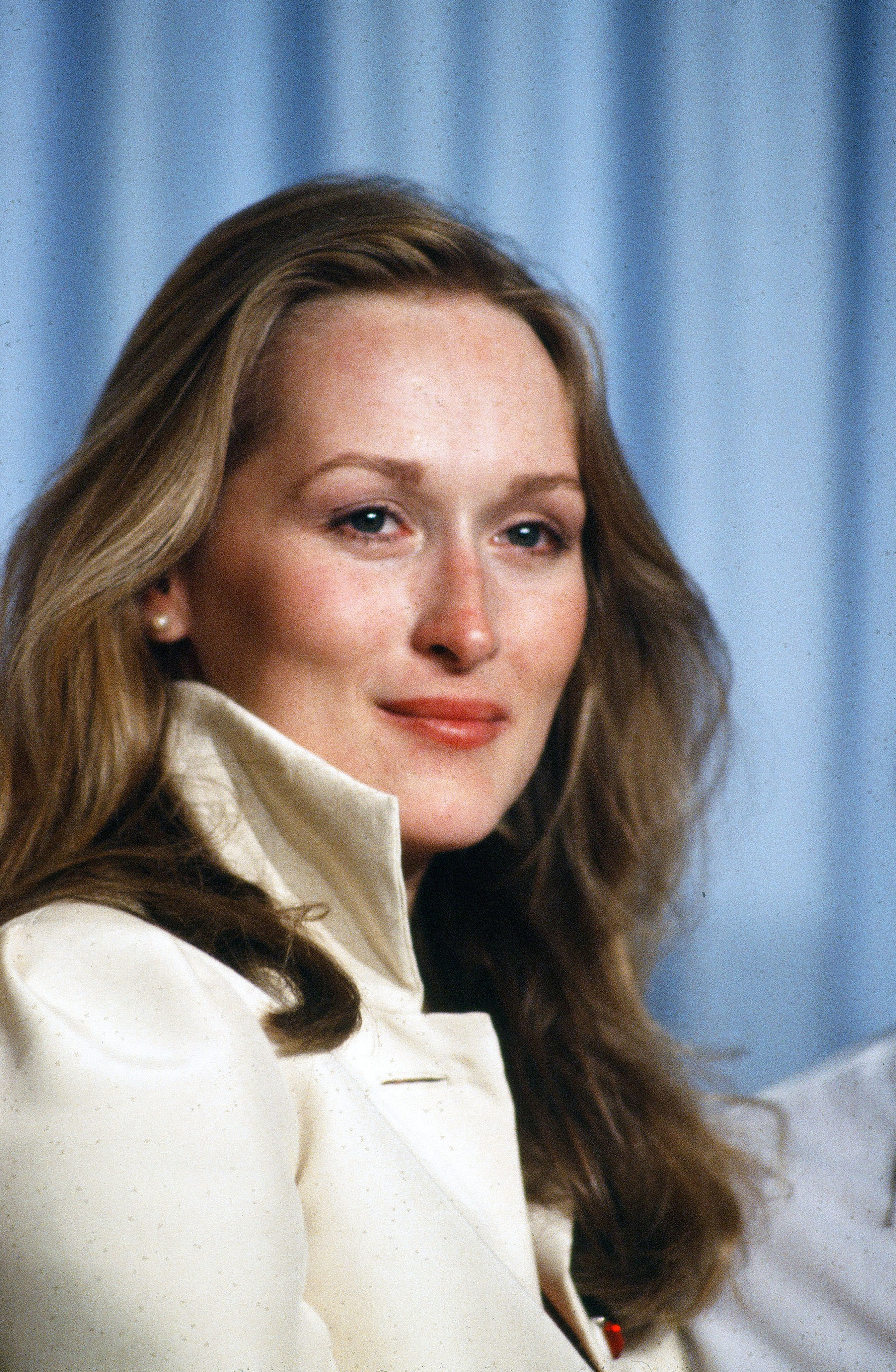 Meryl Streep pose en coulisses après avoir remporté le prix de la "meilleure actrice dans un second rôle" lors de la 52e cérémonie des Oscars au Dorothy Chandler Pavilion à Los Angeles, Californie | Source : Getty Images