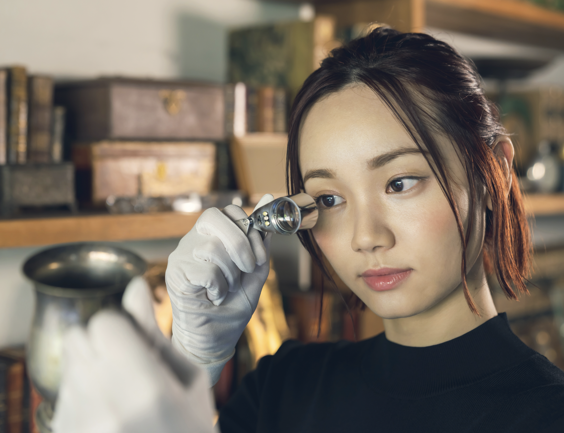 Mujer joven en una tienda de antigüedades | Fuente: Shutterstock.com