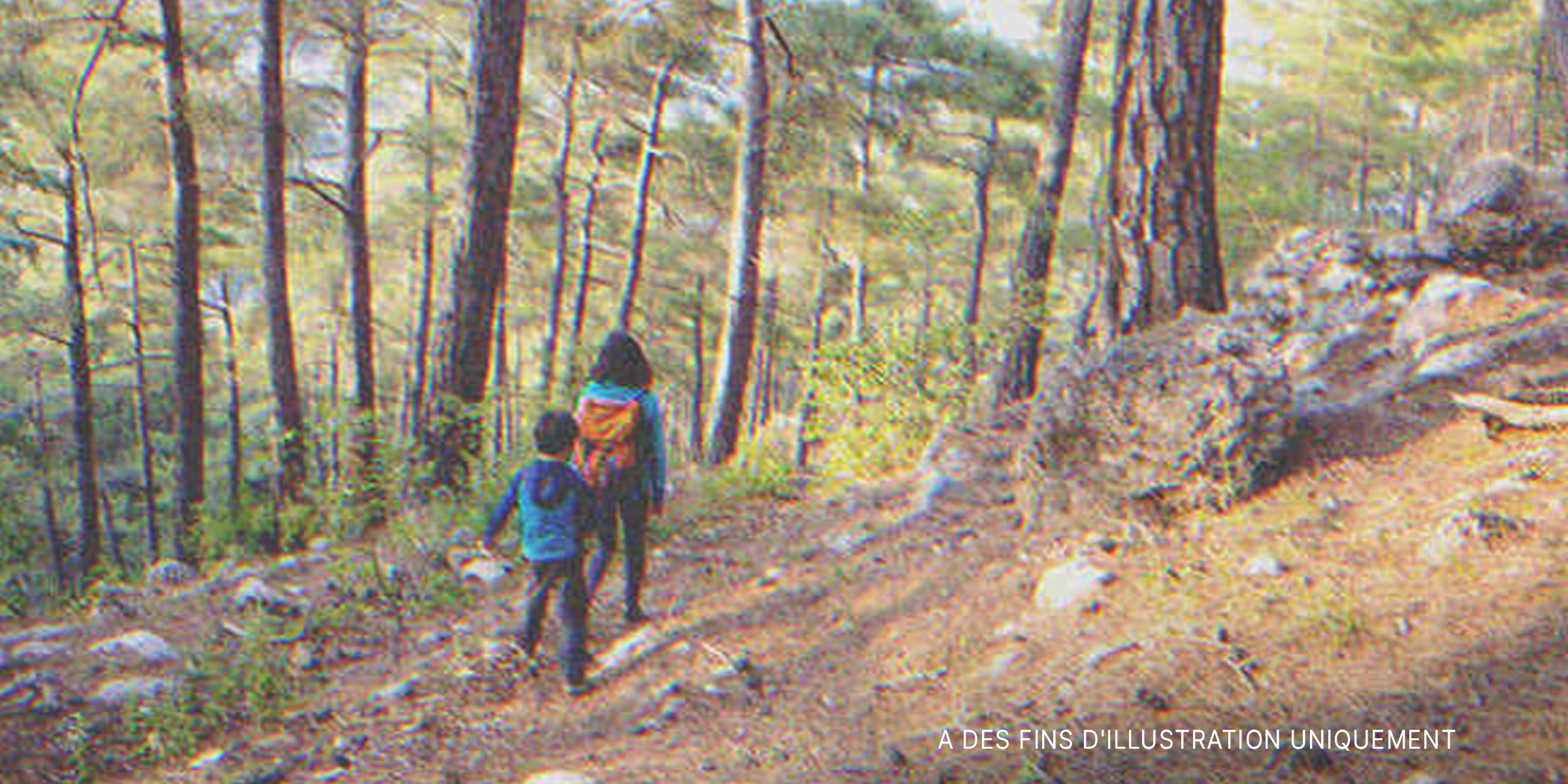 Deux enfants qui marchent dans la forêt | Source : Shutterstock