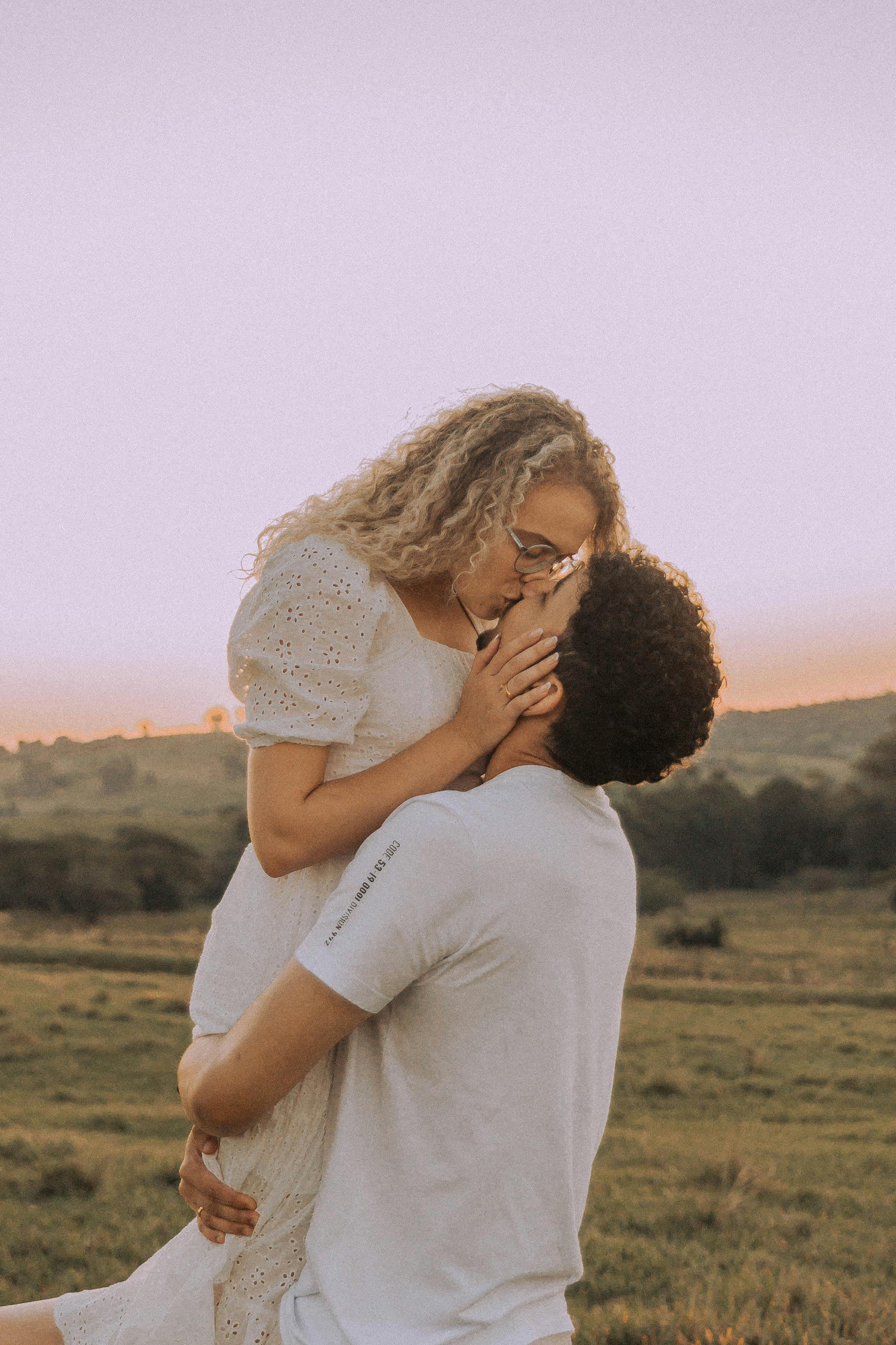 Un jeune couple heureux | Source : Pexels