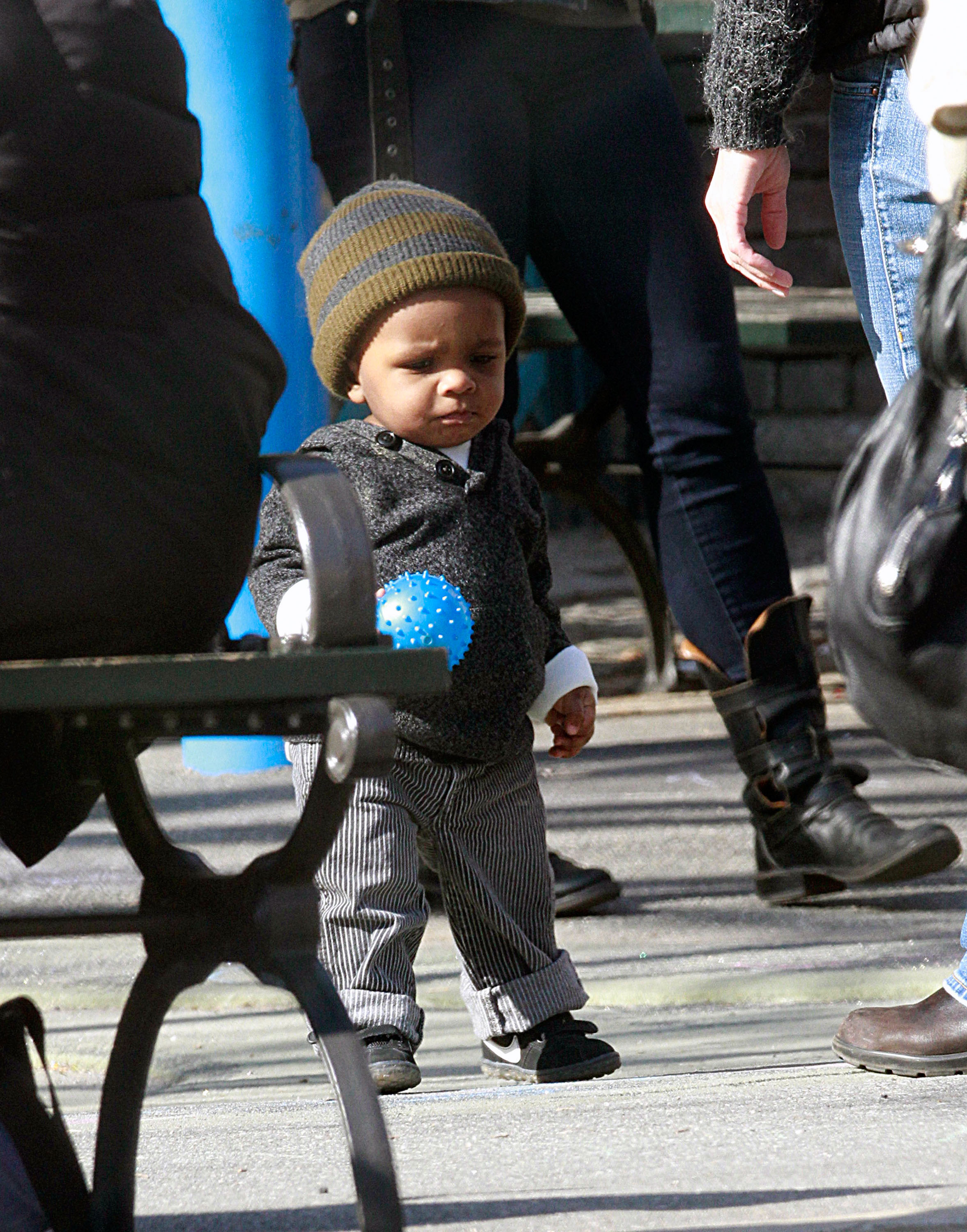 Louis, le fils de Sandra Bullock, vu le 20 mars 2011 à New York | Source : Getty Images