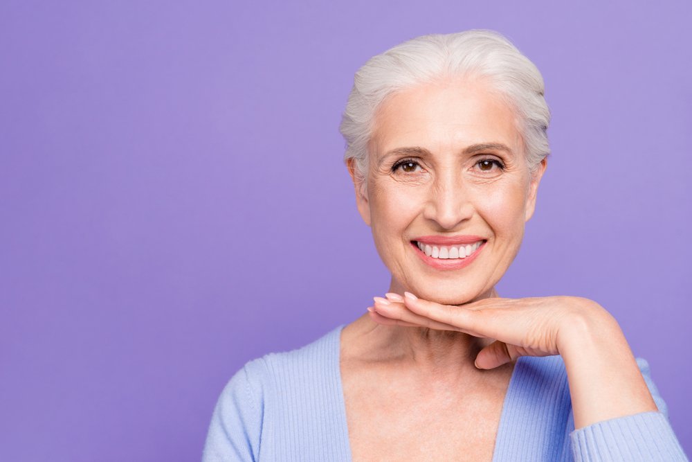Une femme âgée avec la peau rayonnante. | Shutterstock