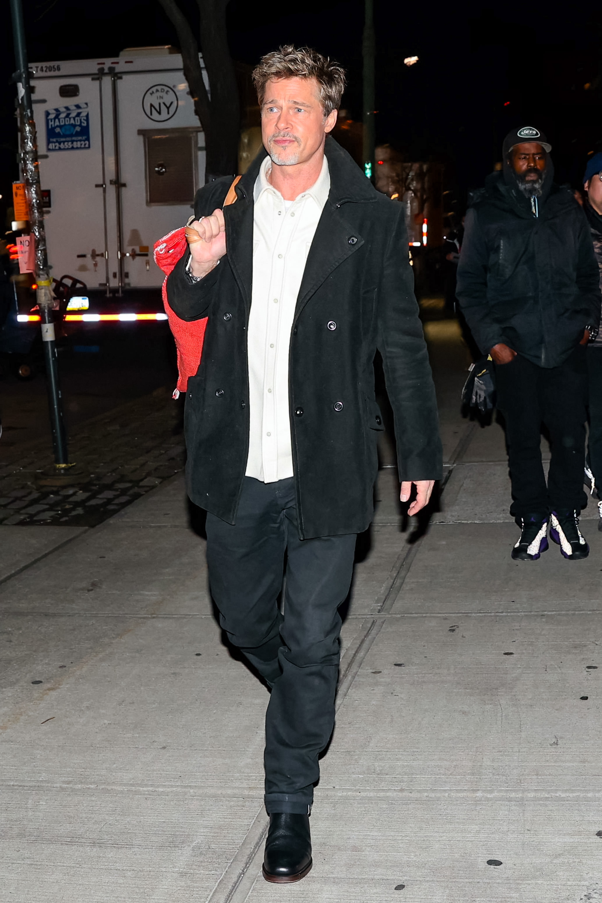 Brad Pitt repéré sur le plateau de tournage de "Wolves" à New York le 8 février 2023 | Source : Getty Images