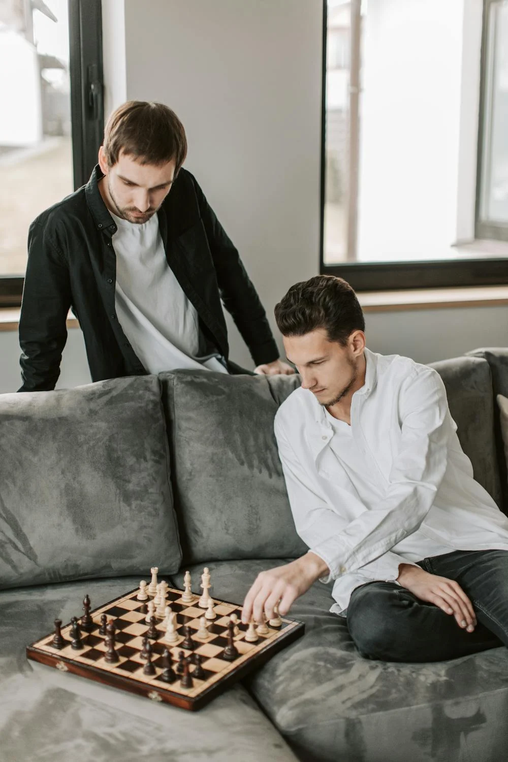 Deux hommes jouant aux échecs | Source : Pexels