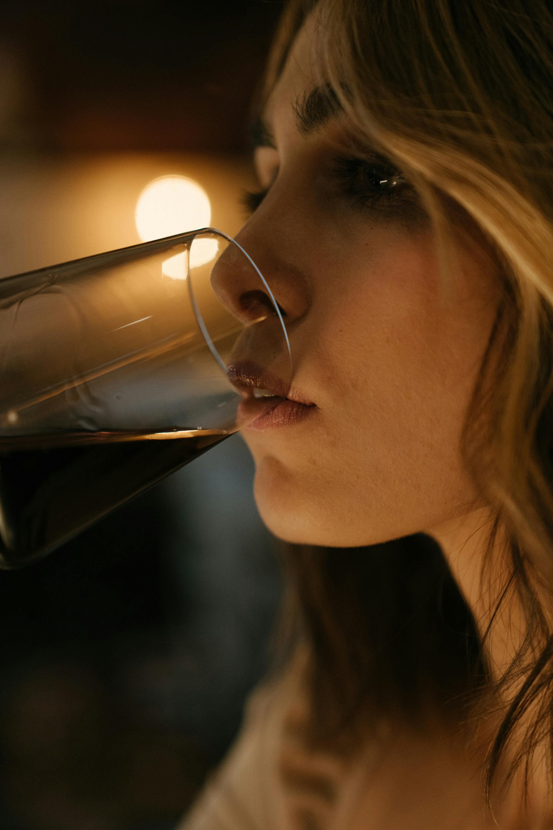 Une femme qui boit du vin | Source : Pexels