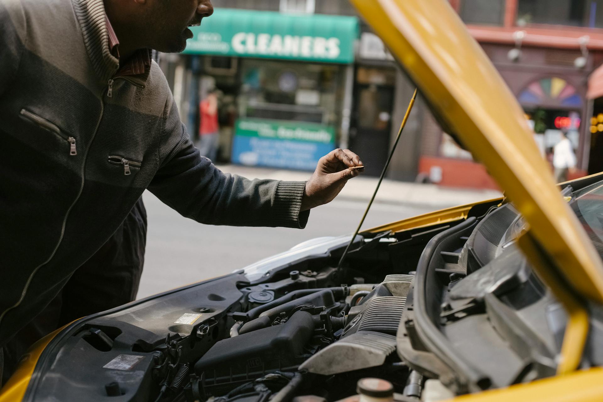 Un homme examine un moteur de voiture | Source : Pexels