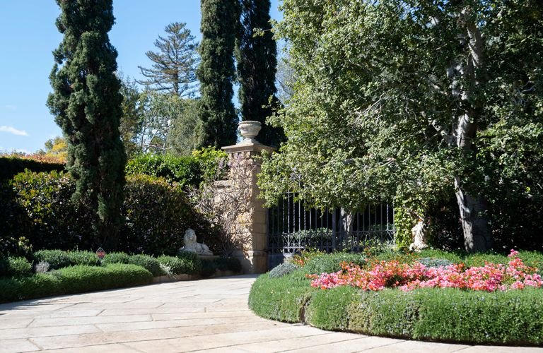 La porte d'entrée de la propriété de Montecito, en Californie, où vivent le prince Harry et Meghan Markle, 2021. | Source : Getty Images