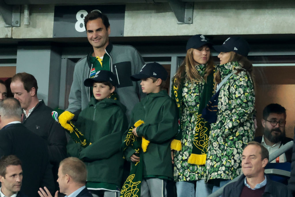 Roger Federer et ses enfants Leo, Lenny, Myla Rose et Charlene Riva célèbrent la victoire de l'Afrique du Sud après la finale de la Coupe du monde de rugby 2023 entre la Nouvelle-Zélande (All Blacks) et l'Afrique du Sud (Springboks) au Stade de France, le 28 octobre 2023 à Saint-Denis, près de Paris, en France I Source : Getty Images