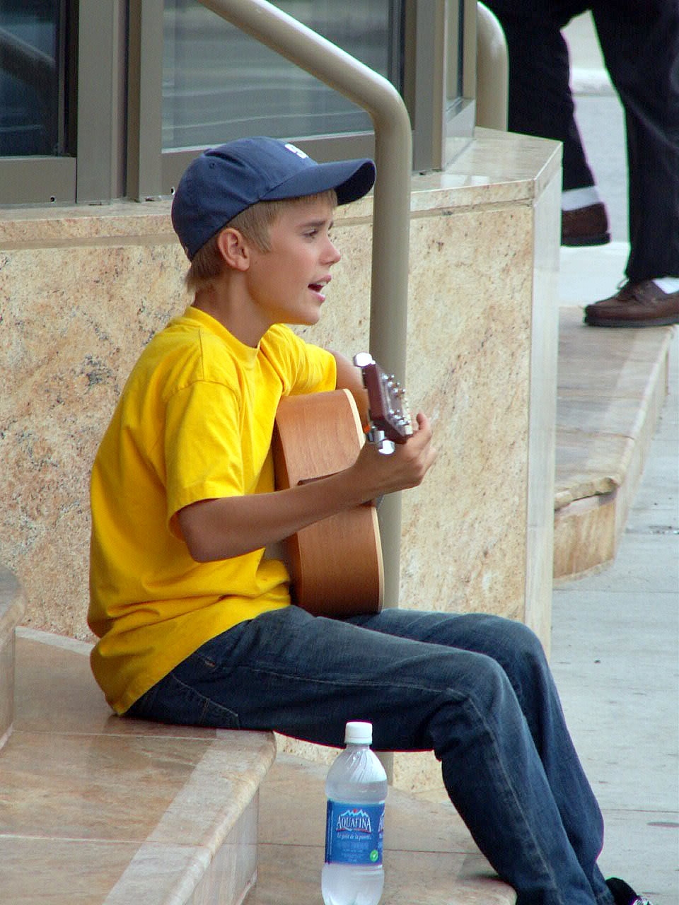 Le garçon qui se produit dans la rue à Stratford, au Canada, le 20 août 2007 | Source : Getty Images